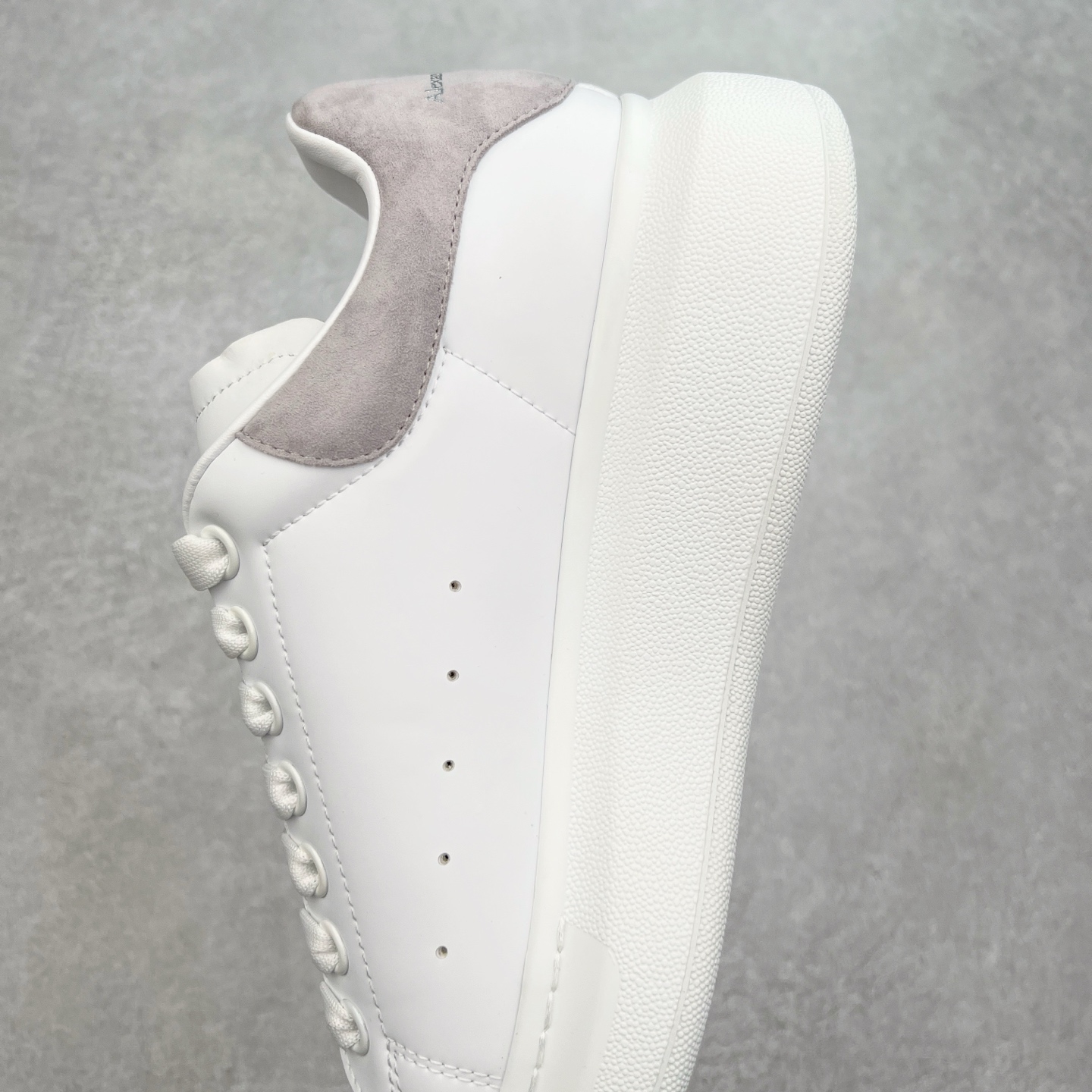 图片[7]-＃性价比 Alexander McQueen 亚历山大麦昆小白鞋全套专柜包装物及配件(附送快递加固牛皮纸盒)右脚鞋面嵌入核心防伪芯片装置,秒杀市面文案版本 支持NFC原码独立扫描 采用丝绸硬质头层小牛皮鞋面材质 内外超软小羊皮贴脚透气及超软PU脚感乳胶物料鞋 外置原抽真空高密度增高底 白色光滑牛皮革系带运动鞋，圆头设计，鞋跟点缀黑色绒面革细节。搭配宽扁鞋带，鞋舌和后帮饰有 Alexander McQueen 品牌标志。阔型橡胶鞋底。运动鞋另配一副鞋带材料 100% 小牛皮 所有细节与原版一致 尺码：35 36 37 38 39 40 41 42 43 44 45-选品中心