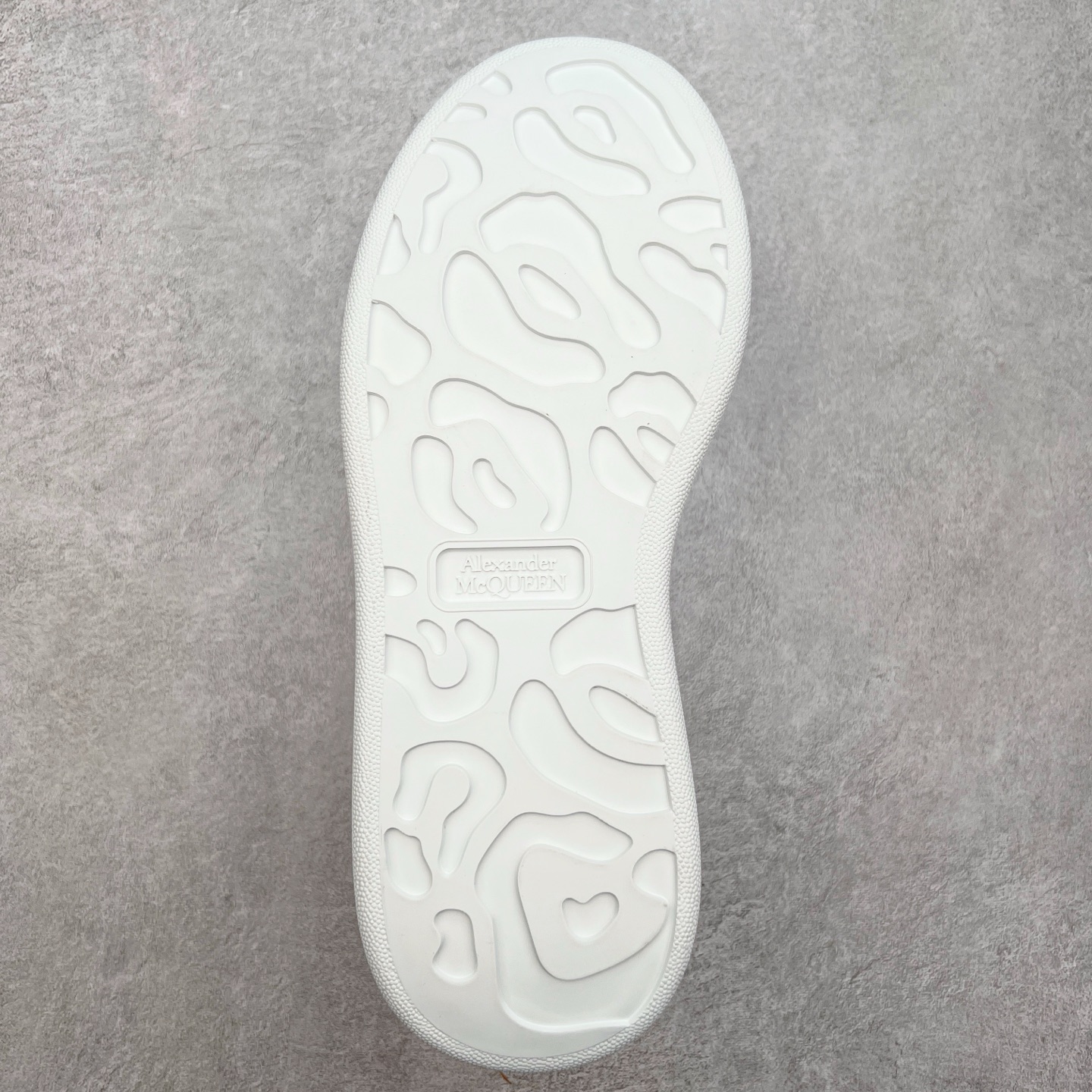 图片[9]-＃性价比 Alexander McQueen 亚历山大麦昆小白鞋全套专柜包装物及配件(附送快递加固牛皮纸盒)右脚鞋面嵌入核心防伪芯片装置,秒杀市面文案版本 支持NFC原码独立扫描 采用丝绸硬质头层小牛皮鞋面材质 内外超软小羊皮贴脚透气及超软PU脚感乳胶物料鞋 外置原抽真空高密度增高底 白色光滑牛皮革系带运动鞋，圆头设计，鞋跟点缀黑色绒面革细节。搭配宽扁鞋带，鞋舌和后帮饰有 Alexander McQueen 品牌标志。阔型橡胶鞋底。运动鞋另配一副鞋带材料 100% 小牛皮 所有细节与原版一致 尺码：35 36 37 38 39 40 41 42 43 44 45-选品中心