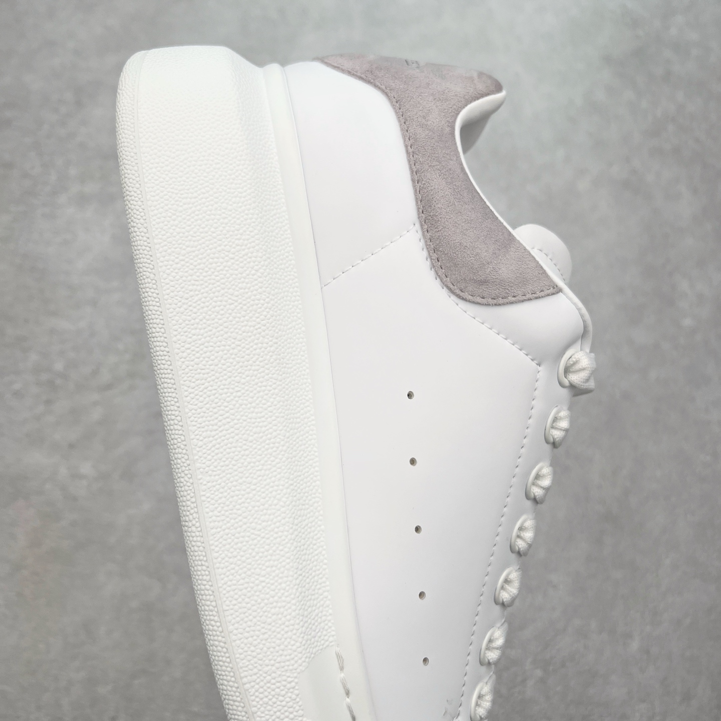 图片[6]-＃性价比 Alexander McQueen 亚历山大麦昆小白鞋全套专柜包装物及配件(附送快递加固牛皮纸盒)右脚鞋面嵌入核心防伪芯片装置,秒杀市面文案版本 支持NFC原码独立扫描 采用丝绸硬质头层小牛皮鞋面材质 内外超软小羊皮贴脚透气及超软PU脚感乳胶物料鞋 外置原抽真空高密度增高底 白色光滑牛皮革系带运动鞋，圆头设计，鞋跟点缀黑色绒面革细节。搭配宽扁鞋带，鞋舌和后帮饰有 Alexander McQueen 品牌标志。阔型橡胶鞋底。运动鞋另配一副鞋带材料 100% 小牛皮 所有细节与原版一致 尺码：35 36 37 38 39 40 41 42 43 44 45-选品中心