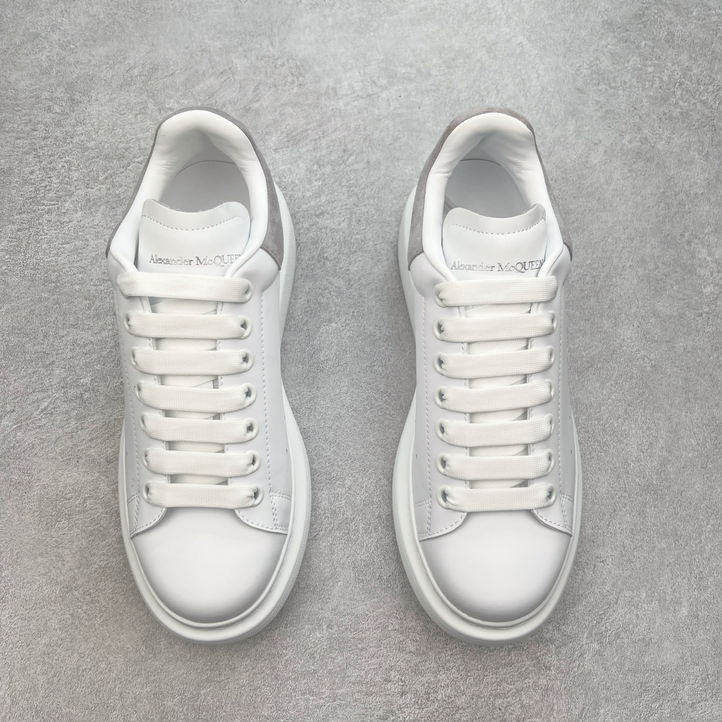 图片[2]-＃性价比 Alexander McQueen 亚历山大麦昆小白鞋全套专柜包装物及配件(附送快递加固牛皮纸盒)右脚鞋面嵌入核心防伪芯片装置,秒杀市面文案版本 支持NFC原码独立扫描 采用丝绸硬质头层小牛皮鞋面材质 内外超软小羊皮贴脚透气及超软PU脚感乳胶物料鞋 外置原抽真空高密度增高底 白色光滑牛皮革系带运动鞋，圆头设计，鞋跟点缀黑色绒面革细节。搭配宽扁鞋带，鞋舌和后帮饰有 Alexander McQueen 品牌标志。阔型橡胶鞋底。运动鞋另配一副鞋带材料 100% 小牛皮 所有细节与原版一致 尺码：35 36 37 38 39 40 41 42 43 44 45-选品中心