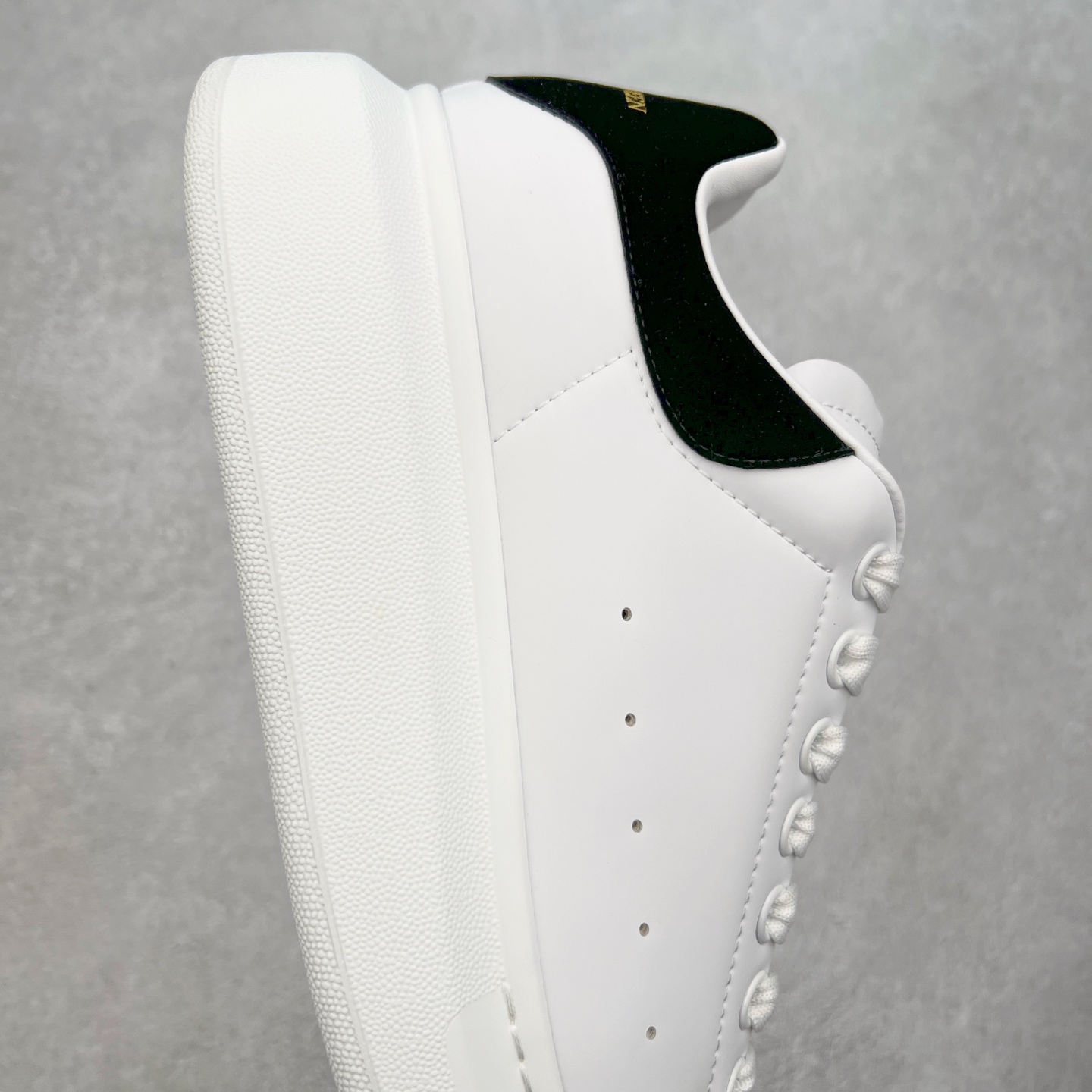 图片[6]-＃性价比 Alexander McQueen 亚历山大麦昆小白鞋全套专柜包装物及配件(附送快递加固牛皮纸盒)右脚鞋面嵌入核心防伪芯片装置,秒杀市面文案版本 支持NFC原码独立扫描 采用丝绸硬质头层小牛皮鞋面材质 内外超软小羊皮贴脚透气及超软PU脚感乳胶物料鞋 外置原抽真空高密度增高底 白色光滑牛皮革系带运动鞋，圆头设计，鞋跟点缀黑色绒面革细节。搭配宽扁鞋带，鞋舌和后帮饰有 Alexander McQueen 品牌标志。阔型橡胶鞋底。运动鞋另配一副鞋带材料 100% 小牛皮 所有细节与原版一致 尺码：35 36 37 38 39 40 41 42 43 44 45-选品中心