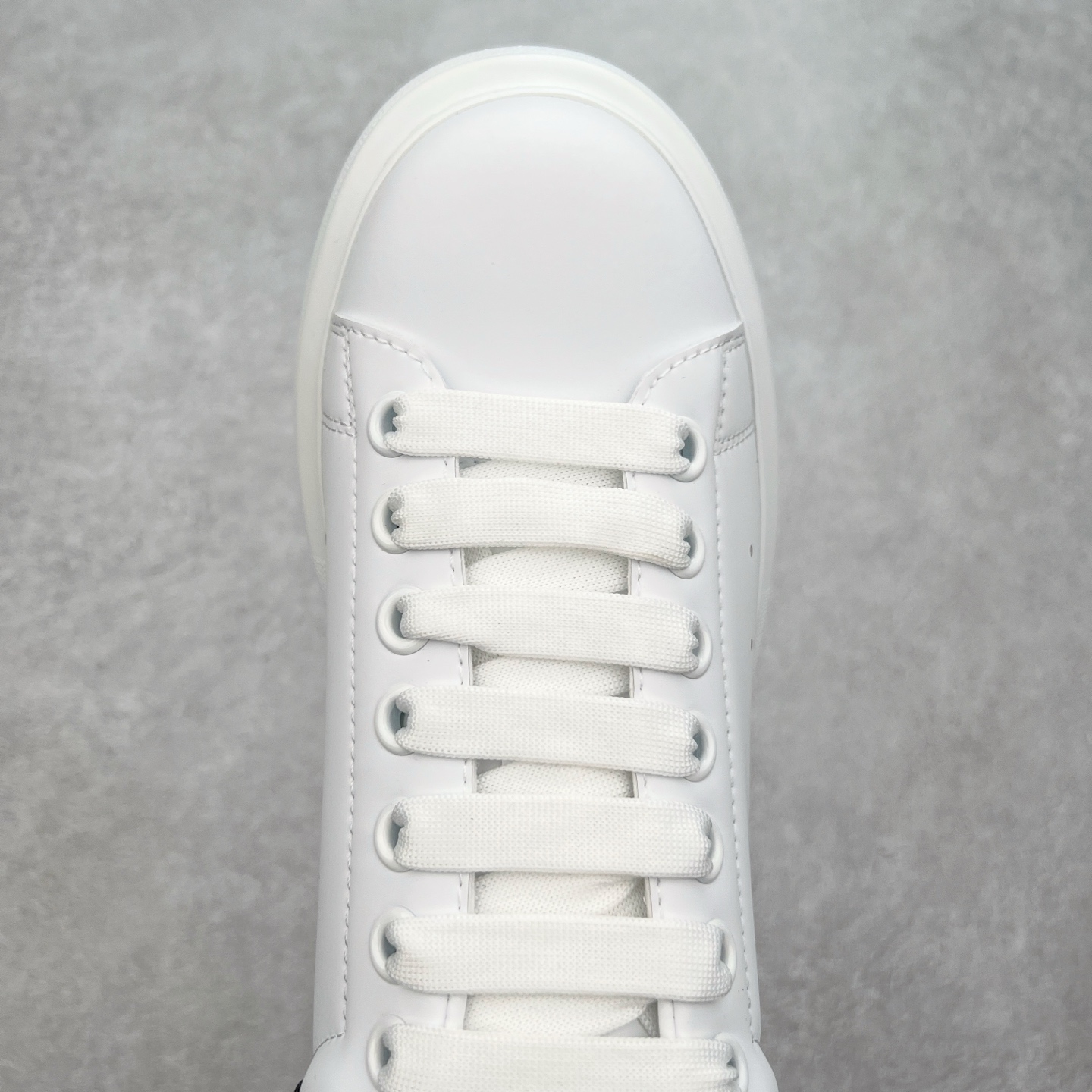 图片[4]-＃性价比 Alexander McQueen 亚历山大麦昆小白鞋全套专柜包装物及配件(附送快递加固牛皮纸盒)右脚鞋面嵌入核心防伪芯片装置,秒杀市面文案版本 支持NFC原码独立扫描 采用丝绸硬质头层小牛皮鞋面材质 内外超软小羊皮贴脚透气及超软PU脚感乳胶物料鞋 外置原抽真空高密度增高底 白色光滑牛皮革系带运动鞋，圆头设计，鞋跟点缀黑色绒面革细节。搭配宽扁鞋带，鞋舌和后帮饰有 Alexander McQueen 品牌标志。阔型橡胶鞋底。运动鞋另配一副鞋带材料 100% 小牛皮 所有细节与原版一致 尺码：35 36 37 38 39 40 41 42 43 44 45-选品中心