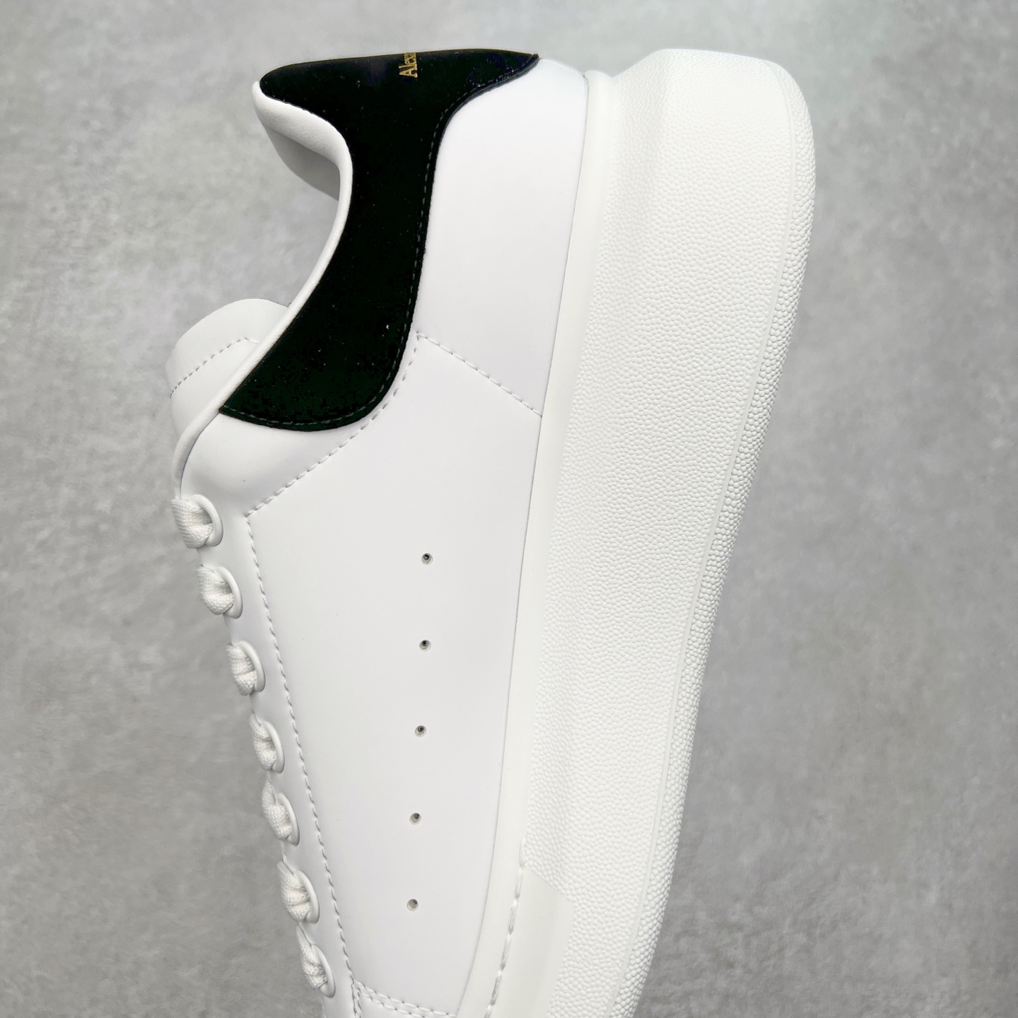 图片[7]-＃性价比 Alexander McQueen 亚历山大麦昆小白鞋全套专柜包装物及配件(附送快递加固牛皮纸盒)右脚鞋面嵌入核心防伪芯片装置,秒杀市面文案版本 支持NFC原码独立扫描 采用丝绸硬质头层小牛皮鞋面材质 内外超软小羊皮贴脚透气及超软PU脚感乳胶物料鞋 外置原抽真空高密度增高底 白色光滑牛皮革系带运动鞋，圆头设计，鞋跟点缀黑色绒面革细节。搭配宽扁鞋带，鞋舌和后帮饰有 Alexander McQueen 品牌标志。阔型橡胶鞋底。运动鞋另配一副鞋带材料 100% 小牛皮 所有细节与原版一致 尺码：35 36 37 38 39 40 41 42 43 44 45-选品中心