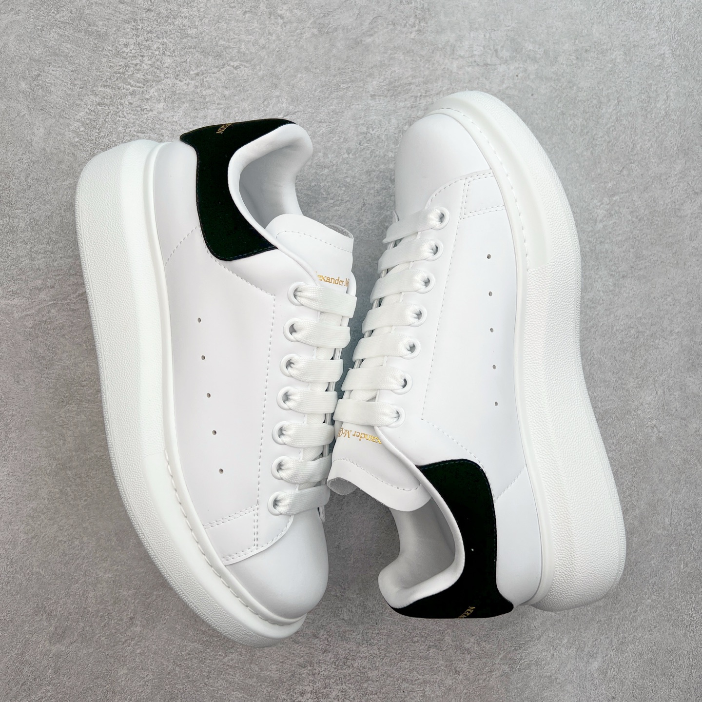 图片[3]-＃性价比 Alexander McQueen 亚历山大麦昆小白鞋全套专柜包装物及配件(附送快递加固牛皮纸盒)右脚鞋面嵌入核心防伪芯片装置,秒杀市面文案版本 支持NFC原码独立扫描 采用丝绸硬质头层小牛皮鞋面材质 内外超软小羊皮贴脚透气及超软PU脚感乳胶物料鞋 外置原抽真空高密度增高底 白色光滑牛皮革系带运动鞋，圆头设计，鞋跟点缀黑色绒面革细节。搭配宽扁鞋带，鞋舌和后帮饰有 Alexander McQueen 品牌标志。阔型橡胶鞋底。运动鞋另配一副鞋带材料 100% 小牛皮 所有细节与原版一致 尺码：35 36 37 38 39 40 41 42 43 44 45-选品中心