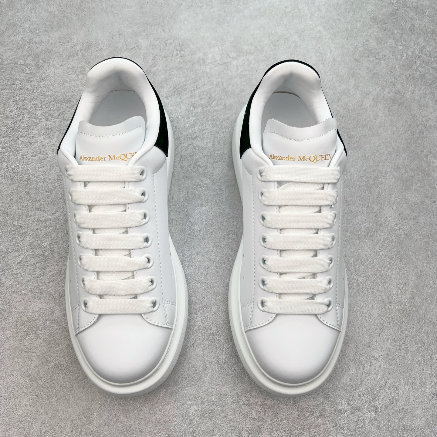 图片[2]-＃性价比 Alexander McQueen 亚历山大麦昆小白鞋全套专柜包装物及配件(附送快递加固牛皮纸盒)右脚鞋面嵌入核心防伪芯片装置,秒杀市面文案版本 支持NFC原码独立扫描 采用丝绸硬质头层小牛皮鞋面材质 内外超软小羊皮贴脚透气及超软PU脚感乳胶物料鞋 外置原抽真空高密度增高底 白色光滑牛皮革系带运动鞋，圆头设计，鞋跟点缀黑色绒面革细节。搭配宽扁鞋带，鞋舌和后帮饰有 Alexander McQueen 品牌标志。阔型橡胶鞋底。运动鞋另配一副鞋带材料 100% 小牛皮 所有细节与原版一致 尺码：35 36 37 38 39 40 41 42 43 44 45-选品中心