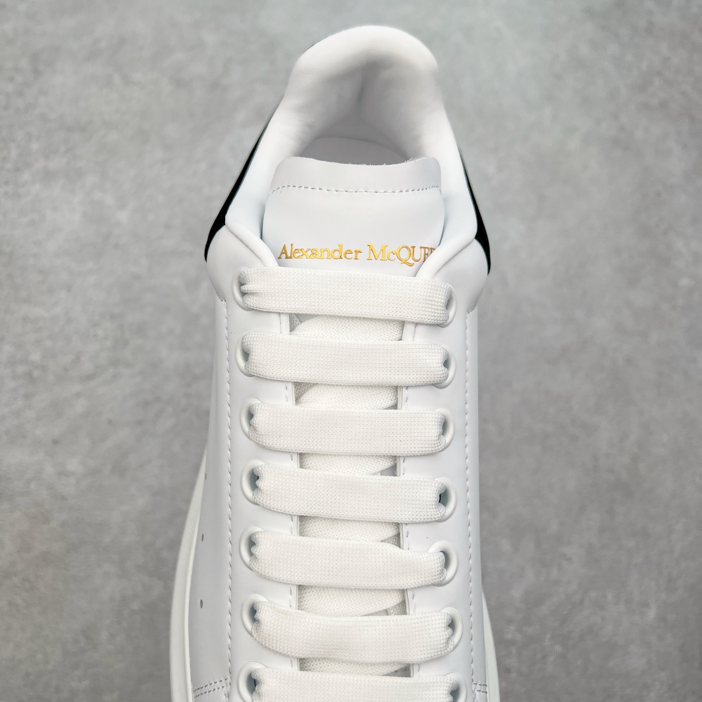 图片[5]-＃性价比 Alexander McQueen 亚历山大麦昆小白鞋全套专柜包装物及配件(附送快递加固牛皮纸盒)右脚鞋面嵌入核心防伪芯片装置,秒杀市面文案版本 支持NFC原码独立扫描 采用丝绸硬质头层小牛皮鞋面材质 内外超软小羊皮贴脚透气及超软PU脚感乳胶物料鞋 外置原抽真空高密度增高底 白色光滑牛皮革系带运动鞋，圆头设计，鞋跟点缀黑色绒面革细节。搭配宽扁鞋带，鞋舌和后帮饰有 Alexander McQueen 品牌标志。阔型橡胶鞋底。运动鞋另配一副鞋带材料 100% 小牛皮 所有细节与原版一致 尺码：35 36 37 38 39 40 41 42 43 44 45-选品中心