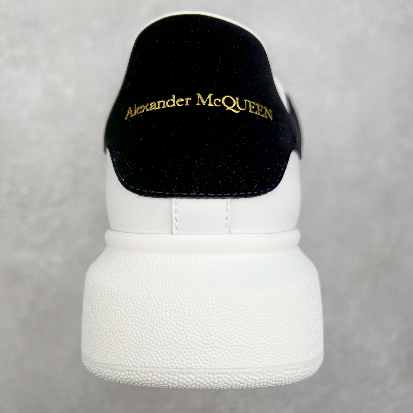 图片[8]-＃性价比 Alexander McQueen 亚历山大麦昆小白鞋全套专柜包装物及配件(附送快递加固牛皮纸盒)右脚鞋面嵌入核心防伪芯片装置,秒杀市面文案版本 支持NFC原码独立扫描 采用丝绸硬质头层小牛皮鞋面材质 内外超软小羊皮贴脚透气及超软PU脚感乳胶物料鞋 外置原抽真空高密度增高底 白色光滑牛皮革系带运动鞋，圆头设计，鞋跟点缀黑色绒面革细节。搭配宽扁鞋带，鞋舌和后帮饰有 Alexander McQueen 品牌标志。阔型橡胶鞋底。运动鞋另配一副鞋带材料 100% 小牛皮 所有细节与原版一致 尺码：35 36 37 38 39 40 41 42 43 44 45-选品中心