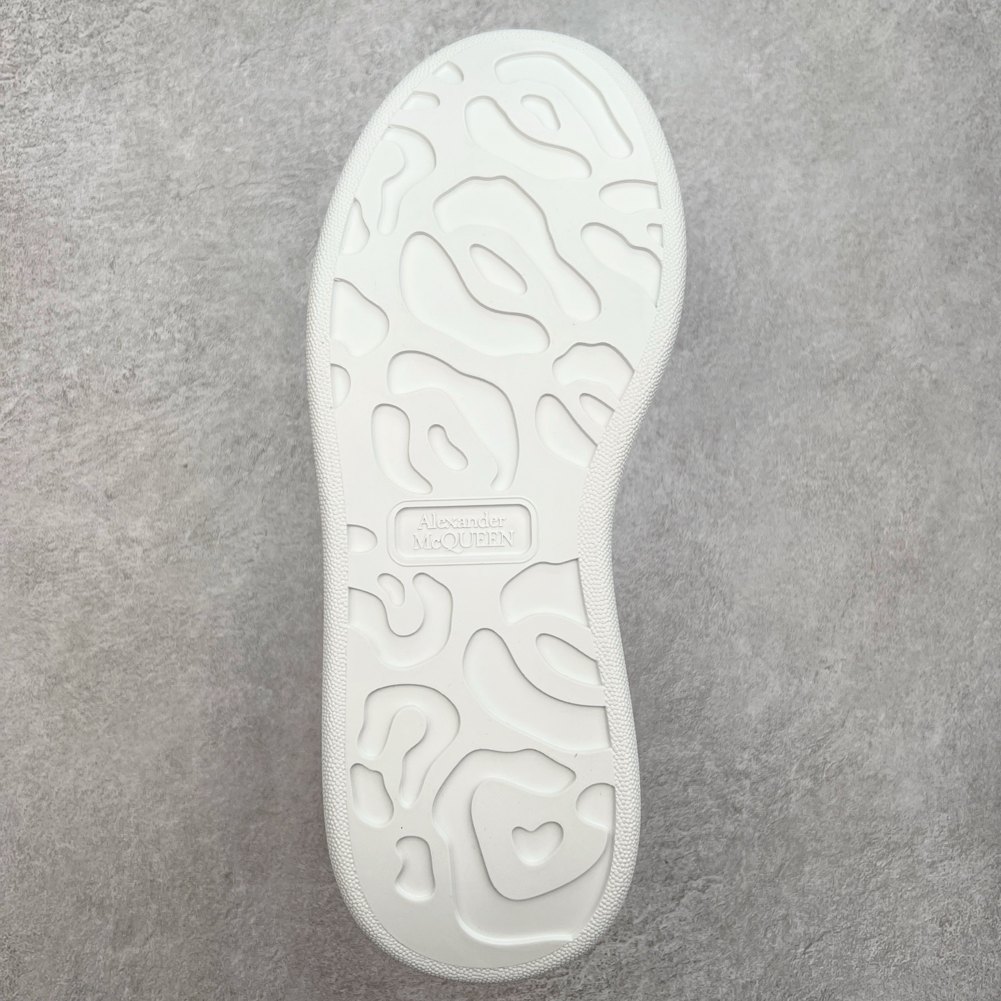 图片[9]-＃性价比 Alexander McQueen 亚历山大麦昆小白鞋全套专柜包装物及配件(附送快递加固牛皮纸盒)右脚鞋面嵌入核心防伪芯片装置,秒杀市面文案版本 支持NFC原码独立扫描 采用丝绸硬质头层小牛皮鞋面材质 内外超软小羊皮贴脚透气及超软PU脚感乳胶物料鞋 外置原抽真空高密度增高底 白色光滑牛皮革系带运动鞋，圆头设计，鞋跟点缀黑色绒面革细节。搭配宽扁鞋带，鞋舌和后帮饰有 Alexander McQueen 品牌标志。阔型橡胶鞋底。运动鞋另配一副鞋带材料 100% 小牛皮 所有细节与原版一致 尺码：35 36 37 38 39 40 41 42 43 44 45-选品中心