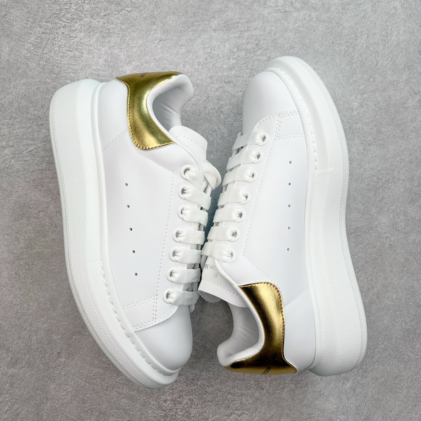 图片[3]-＃性价比 Alexander McQueen 亚历山大麦昆小白鞋全套专柜包装物及配件(附送快递加固牛皮纸盒)右脚鞋面嵌入核心防伪芯片装置,秒杀市面文案版本 支持NFC原码独立扫描 采用丝绸硬质头层小牛皮鞋面材质 内外超软小羊皮贴脚透气及超软PU脚感乳胶物料鞋 外置原抽真空高密度增高底 白色光滑牛皮革系带运动鞋，圆头设计，鞋跟点缀黑色绒面革细节。搭配宽扁鞋带，鞋舌和后帮饰有 Alexander McQueen 品牌标志。阔型橡胶鞋底。运动鞋另配一副鞋带材料 100% 小牛皮 所有细节与原版一致 尺码：35 36 37 38 39 40 41 42 43 44 45-选品中心