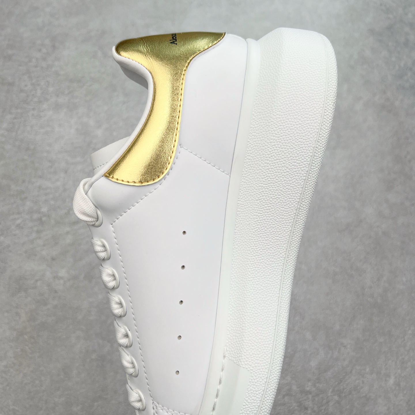 图片[7]-＃性价比 Alexander McQueen 亚历山大麦昆小白鞋全套专柜包装物及配件(附送快递加固牛皮纸盒)右脚鞋面嵌入核心防伪芯片装置,秒杀市面文案版本 支持NFC原码独立扫描 采用丝绸硬质头层小牛皮鞋面材质 内外超软小羊皮贴脚透气及超软PU脚感乳胶物料鞋 外置原抽真空高密度增高底 白色光滑牛皮革系带运动鞋，圆头设计，鞋跟点缀黑色绒面革细节。搭配宽扁鞋带，鞋舌和后帮饰有 Alexander McQueen 品牌标志。阔型橡胶鞋底。运动鞋另配一副鞋带材料 100% 小牛皮 所有细节与原版一致 尺码：35 36 37 38 39 40 41 42 43 44 45-选品中心