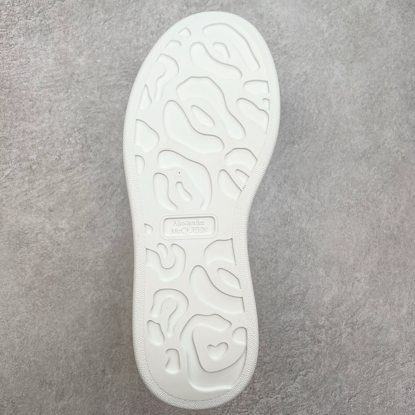 图片[9]-＃性价比 Alexander McQueen 亚历山大麦昆小白鞋全套专柜包装物及配件(附送快递加固牛皮纸盒)右脚鞋面嵌入核心防伪芯片装置,秒杀市面文案版本 支持NFC原码独立扫描 采用丝绸硬质头层小牛皮鞋面材质 内外超软小羊皮贴脚透气及超软PU脚感乳胶物料鞋 外置原抽真空高密度增高底 白色光滑牛皮革系带运动鞋，圆头设计，鞋跟点缀黑色绒面革细节。搭配宽扁鞋带，鞋舌和后帮饰有 Alexander McQueen 品牌标志。阔型橡胶鞋底。运动鞋另配一副鞋带材料 100% 小牛皮 所有细节与原版一致 尺码：35 36 37 38 39 40 41 42 43 44 45-选品中心