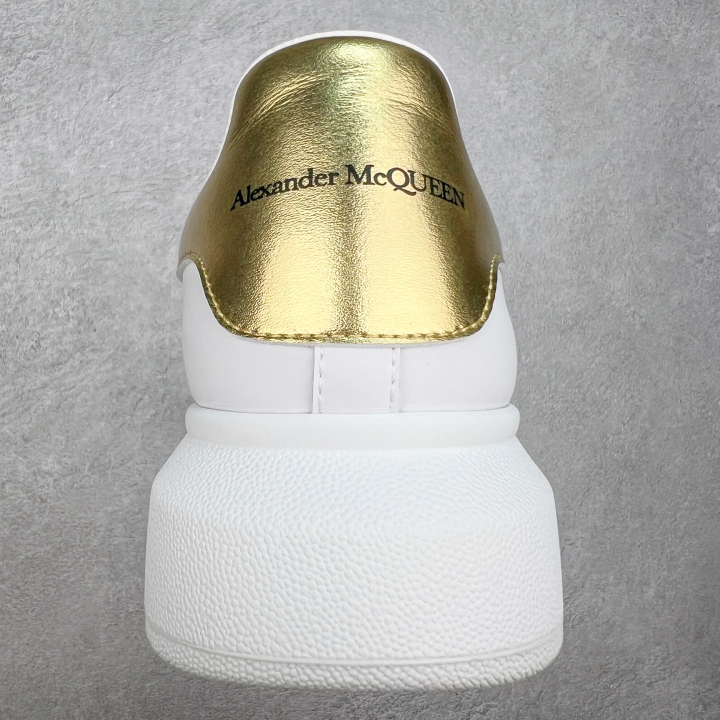 图片[8]-＃性价比 Alexander McQueen 亚历山大麦昆小白鞋全套专柜包装物及配件(附送快递加固牛皮纸盒)右脚鞋面嵌入核心防伪芯片装置,秒杀市面文案版本 支持NFC原码独立扫描 采用丝绸硬质头层小牛皮鞋面材质 内外超软小羊皮贴脚透气及超软PU脚感乳胶物料鞋 外置原抽真空高密度增高底 白色光滑牛皮革系带运动鞋，圆头设计，鞋跟点缀黑色绒面革细节。搭配宽扁鞋带，鞋舌和后帮饰有 Alexander McQueen 品牌标志。阔型橡胶鞋底。运动鞋另配一副鞋带材料 100% 小牛皮 所有细节与原版一致 尺码：35 36 37 38 39 40 41 42 43 44 45-选品中心