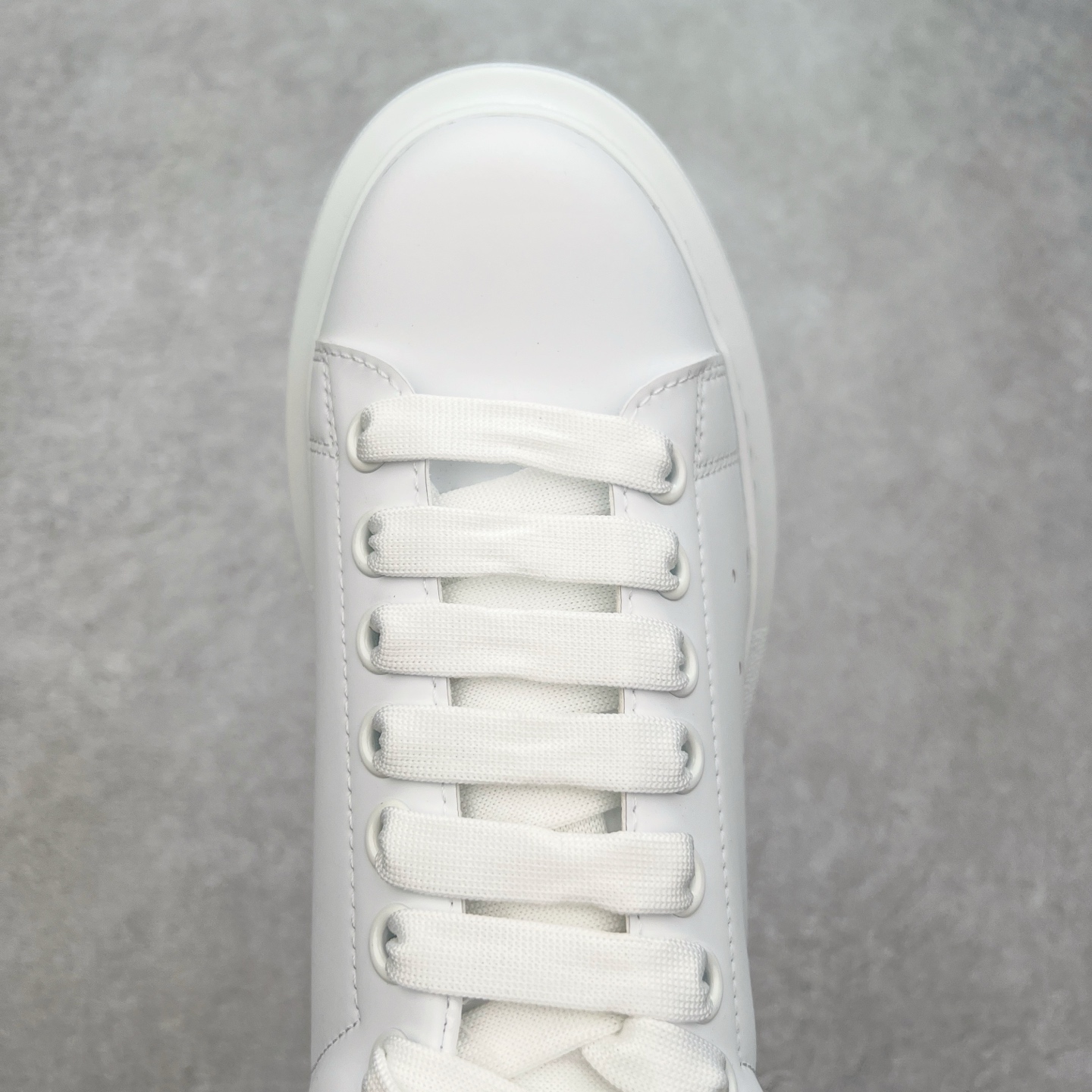 图片[4]-＃性价比 Alexander McQueen 亚历山大麦昆小白鞋全套专柜包装物及配件(附送快递加固牛皮纸盒)右脚鞋面嵌入核心防伪芯片装置,秒杀市面文案版本 支持NFC原码独立扫描 采用丝绸硬质头层小牛皮鞋面材质 内外超软小羊皮贴脚透气及超软PU脚感乳胶物料鞋 外置原抽真空高密度增高底 白色光滑牛皮革系带运动鞋，圆头设计，鞋跟点缀黑色绒面革细节。搭配宽扁鞋带，鞋舌和后帮饰有 Alexander McQueen 品牌标志。阔型橡胶鞋底。运动鞋另配一副鞋带材料 100% 小牛皮 所有细节与原版一致 尺码：35 36 37 38 39 40 41 42 43 44 45-选品中心