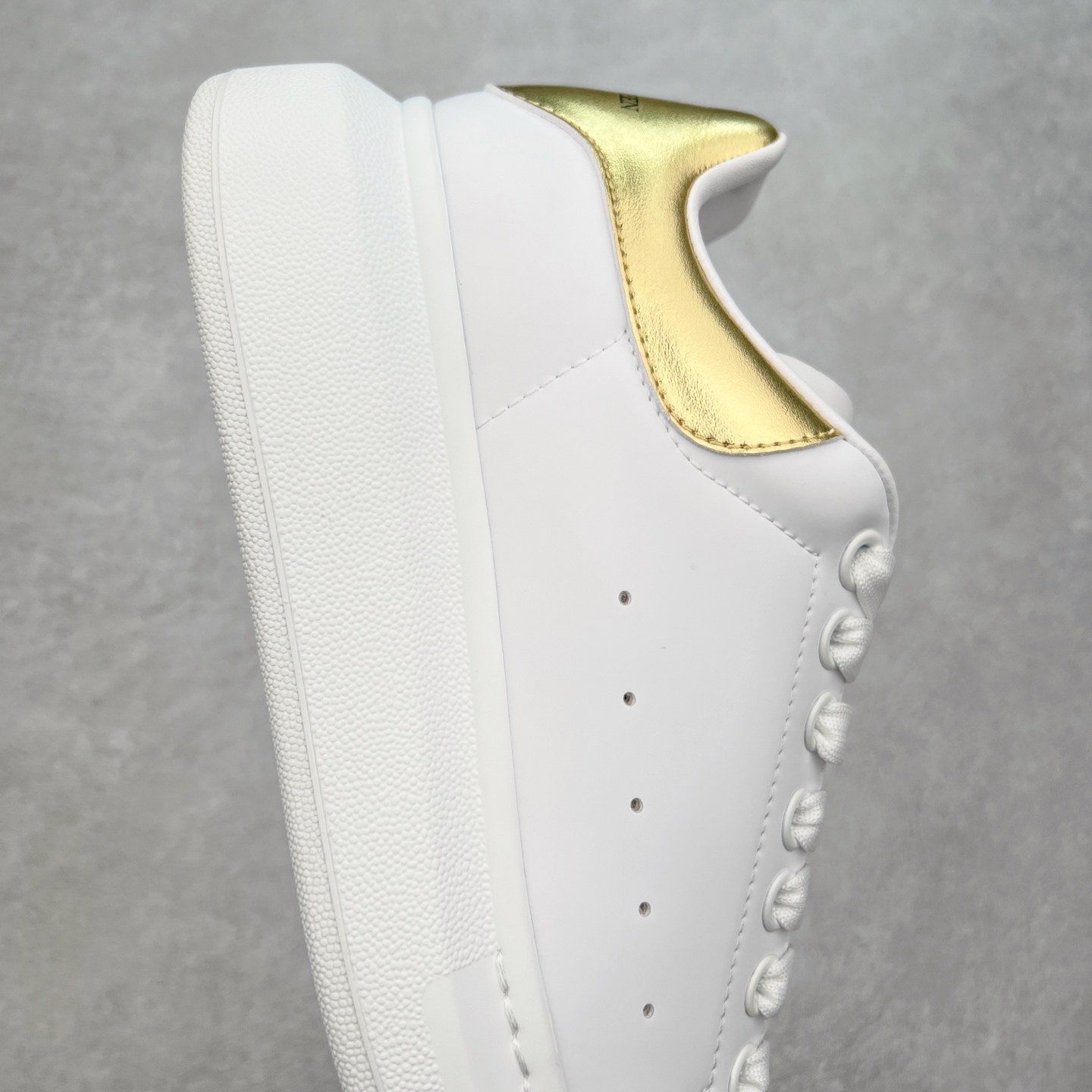 图片[6]-＃性价比 Alexander McQueen 亚历山大麦昆小白鞋全套专柜包装物及配件(附送快递加固牛皮纸盒)右脚鞋面嵌入核心防伪芯片装置,秒杀市面文案版本 支持NFC原码独立扫描 采用丝绸硬质头层小牛皮鞋面材质 内外超软小羊皮贴脚透气及超软PU脚感乳胶物料鞋 外置原抽真空高密度增高底 白色光滑牛皮革系带运动鞋，圆头设计，鞋跟点缀黑色绒面革细节。搭配宽扁鞋带，鞋舌和后帮饰有 Alexander McQueen 品牌标志。阔型橡胶鞋底。运动鞋另配一副鞋带材料 100% 小牛皮 所有细节与原版一致 尺码：35 36 37 38 39 40 41 42 43 44 45-选品中心