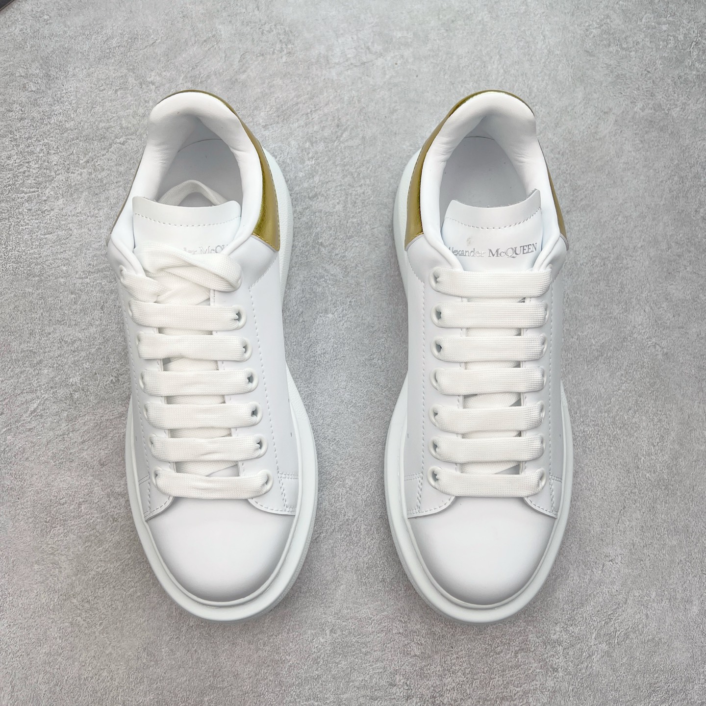 图片[2]-＃性价比 Alexander McQueen 亚历山大麦昆小白鞋全套专柜包装物及配件(附送快递加固牛皮纸盒)右脚鞋面嵌入核心防伪芯片装置,秒杀市面文案版本 支持NFC原码独立扫描 采用丝绸硬质头层小牛皮鞋面材质 内外超软小羊皮贴脚透气及超软PU脚感乳胶物料鞋 外置原抽真空高密度增高底 白色光滑牛皮革系带运动鞋，圆头设计，鞋跟点缀黑色绒面革细节。搭配宽扁鞋带，鞋舌和后帮饰有 Alexander McQueen 品牌标志。阔型橡胶鞋底。运动鞋另配一副鞋带材料 100% 小牛皮 所有细节与原版一致 尺码：35 36 37 38 39 40 41 42 43 44 45-选品中心