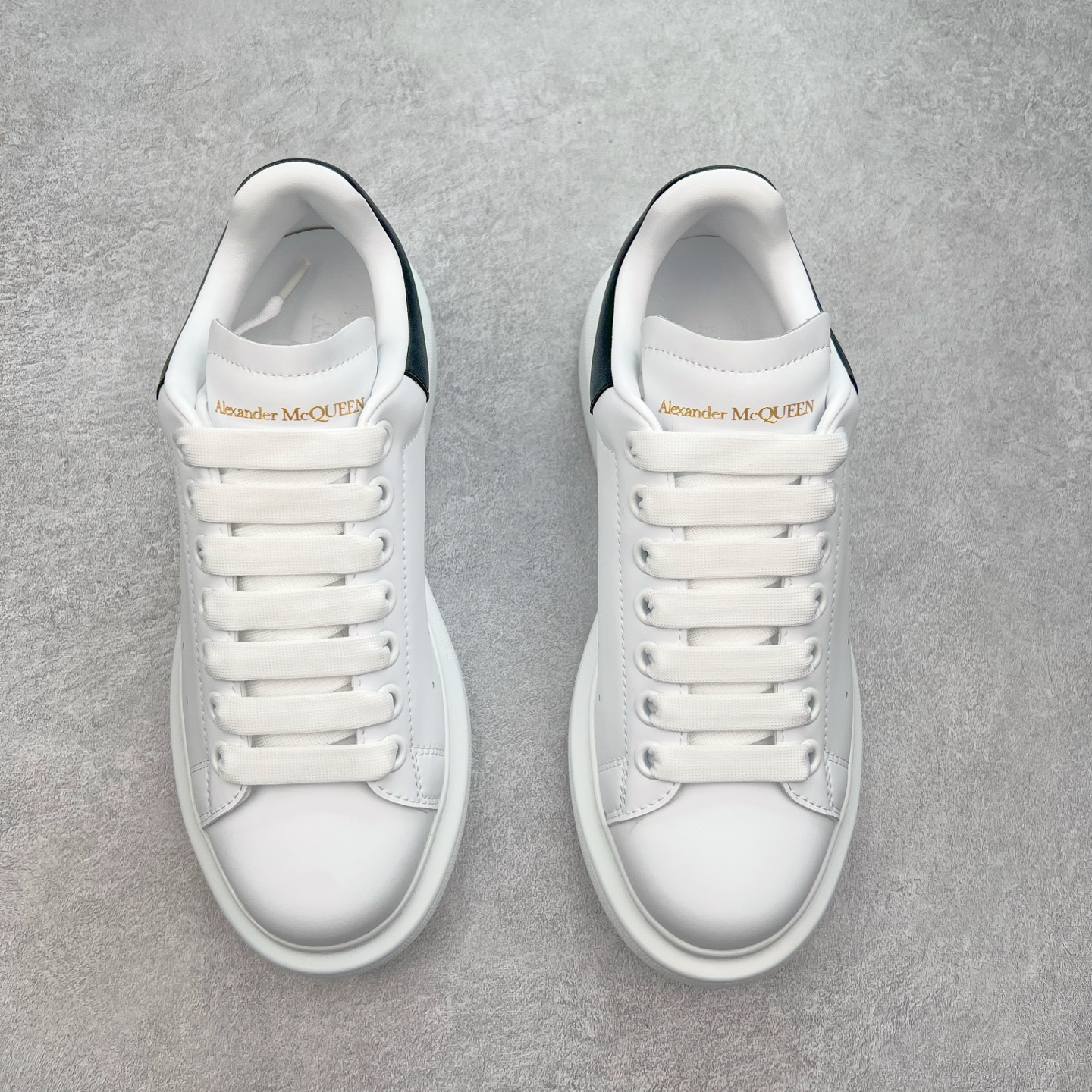 图片[2]-＃性价比 Alexander McQueen 亚历山大麦昆小白鞋全套专柜包装物及配件(附送快递加固牛皮纸盒)右脚鞋面嵌入核心防伪芯片装置,秒杀市面文案版本 支持NFC原码独立扫描 采用丝绸硬质头层小牛皮鞋面材质 内外超软小羊皮贴脚透气及超软PU脚感乳胶物料鞋 外置原抽真空高密度增高底 白色光滑牛皮革系带运动鞋，圆头设计，鞋跟点缀黑色绒面革细节。搭配宽扁鞋带，鞋舌和后帮饰有 Alexander McQueen 品牌标志。阔型橡胶鞋底。运动鞋另配一副鞋带材料 100% 小牛皮 所有细节与原版一致 尺码：35 36 37 38 39 40 41 42 43 44 45-选品中心