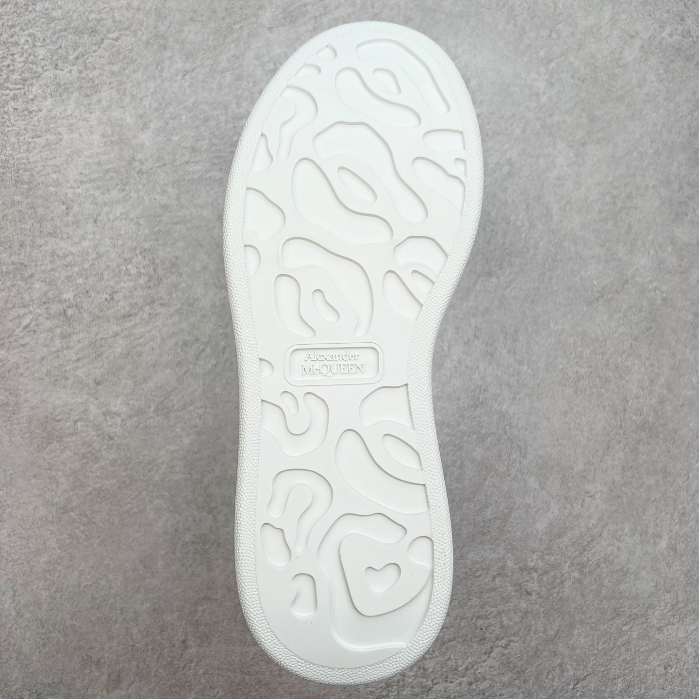 图片[9]-＃性价比 Alexander McQueen 亚历山大麦昆小白鞋全套专柜包装物及配件(附送快递加固牛皮纸盒)右脚鞋面嵌入核心防伪芯片装置,秒杀市面文案版本 支持NFC原码独立扫描 采用丝绸硬质头层小牛皮鞋面材质 内外超软小羊皮贴脚透气及超软PU脚感乳胶物料鞋 外置原抽真空高密度增高底 白色光滑牛皮革系带运动鞋，圆头设计，鞋跟点缀黑色绒面革细节。搭配宽扁鞋带，鞋舌和后帮饰有 Alexander McQueen 品牌标志。阔型橡胶鞋底。运动鞋另配一副鞋带材料 100% 小牛皮 所有细节与原版一致 尺码：35 36 37 38 39 40 41 42 43 44 45-选品中心