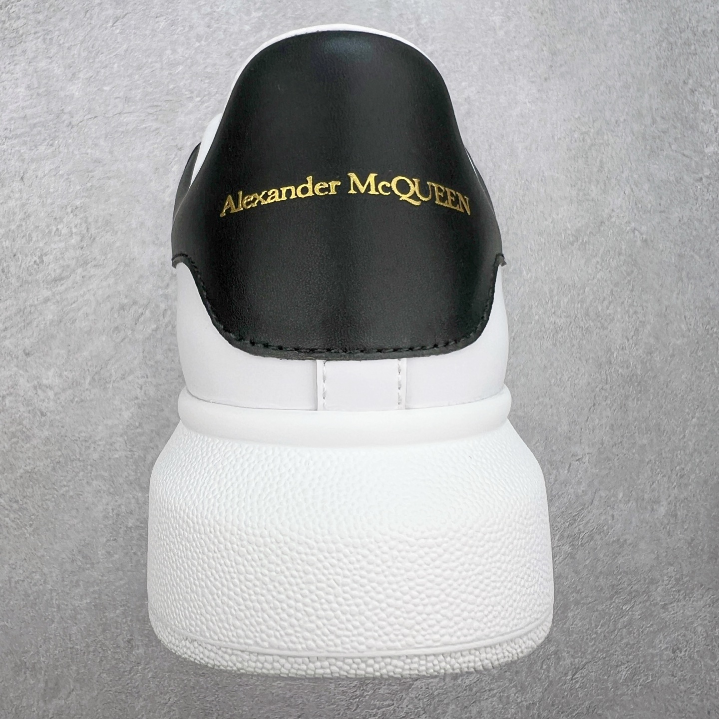 图片[8]-＃性价比 Alexander McQueen 亚历山大麦昆小白鞋全套专柜包装物及配件(附送快递加固牛皮纸盒)右脚鞋面嵌入核心防伪芯片装置,秒杀市面文案版本 支持NFC原码独立扫描 采用丝绸硬质头层小牛皮鞋面材质 内外超软小羊皮贴脚透气及超软PU脚感乳胶物料鞋 外置原抽真空高密度增高底 白色光滑牛皮革系带运动鞋，圆头设计，鞋跟点缀黑色绒面革细节。搭配宽扁鞋带，鞋舌和后帮饰有 Alexander McQueen 品牌标志。阔型橡胶鞋底。运动鞋另配一副鞋带材料 100% 小牛皮 所有细节与原版一致 尺码：35 36 37 38 39 40 41 42 43 44 45-选品中心