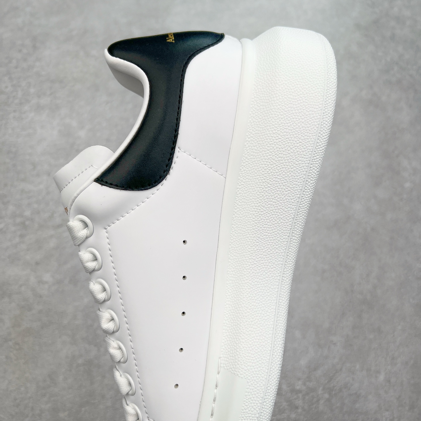 图片[7]-＃性价比 Alexander McQueen 亚历山大麦昆小白鞋全套专柜包装物及配件(附送快递加固牛皮纸盒)右脚鞋面嵌入核心防伪芯片装置,秒杀市面文案版本 支持NFC原码独立扫描 采用丝绸硬质头层小牛皮鞋面材质 内外超软小羊皮贴脚透气及超软PU脚感乳胶物料鞋 外置原抽真空高密度增高底 白色光滑牛皮革系带运动鞋，圆头设计，鞋跟点缀黑色绒面革细节。搭配宽扁鞋带，鞋舌和后帮饰有 Alexander McQueen 品牌标志。阔型橡胶鞋底。运动鞋另配一副鞋带材料 100% 小牛皮 所有细节与原版一致 尺码：35 36 37 38 39 40 41 42 43 44 45-选品中心