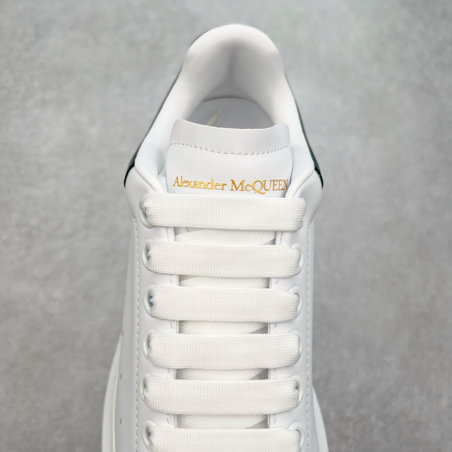 图片[5]-＃性价比 Alexander McQueen 亚历山大麦昆小白鞋全套专柜包装物及配件(附送快递加固牛皮纸盒)右脚鞋面嵌入核心防伪芯片装置,秒杀市面文案版本 支持NFC原码独立扫描 采用丝绸硬质头层小牛皮鞋面材质 内外超软小羊皮贴脚透气及超软PU脚感乳胶物料鞋 外置原抽真空高密度增高底 白色光滑牛皮革系带运动鞋，圆头设计，鞋跟点缀黑色绒面革细节。搭配宽扁鞋带，鞋舌和后帮饰有 Alexander McQueen 品牌标志。阔型橡胶鞋底。运动鞋另配一副鞋带材料 100% 小牛皮 所有细节与原版一致 尺码：35 36 37 38 39 40 41 42 43 44 45-选品中心