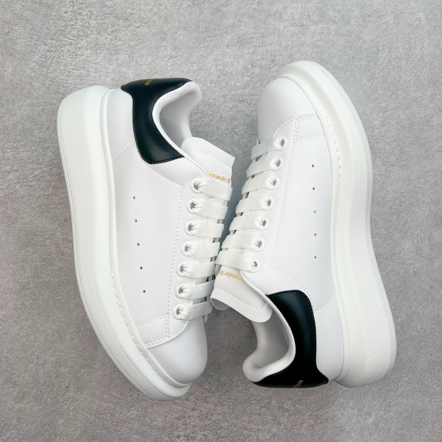 图片[3]-＃性价比 Alexander McQueen 亚历山大麦昆小白鞋全套专柜包装物及配件(附送快递加固牛皮纸盒)右脚鞋面嵌入核心防伪芯片装置,秒杀市面文案版本 支持NFC原码独立扫描 采用丝绸硬质头层小牛皮鞋面材质 内外超软小羊皮贴脚透气及超软PU脚感乳胶物料鞋 外置原抽真空高密度增高底 白色光滑牛皮革系带运动鞋，圆头设计，鞋跟点缀黑色绒面革细节。搭配宽扁鞋带，鞋舌和后帮饰有 Alexander McQueen 品牌标志。阔型橡胶鞋底。运动鞋另配一副鞋带材料 100% 小牛皮 所有细节与原版一致 尺码：35 36 37 38 39 40 41 42 43 44 45-选品中心