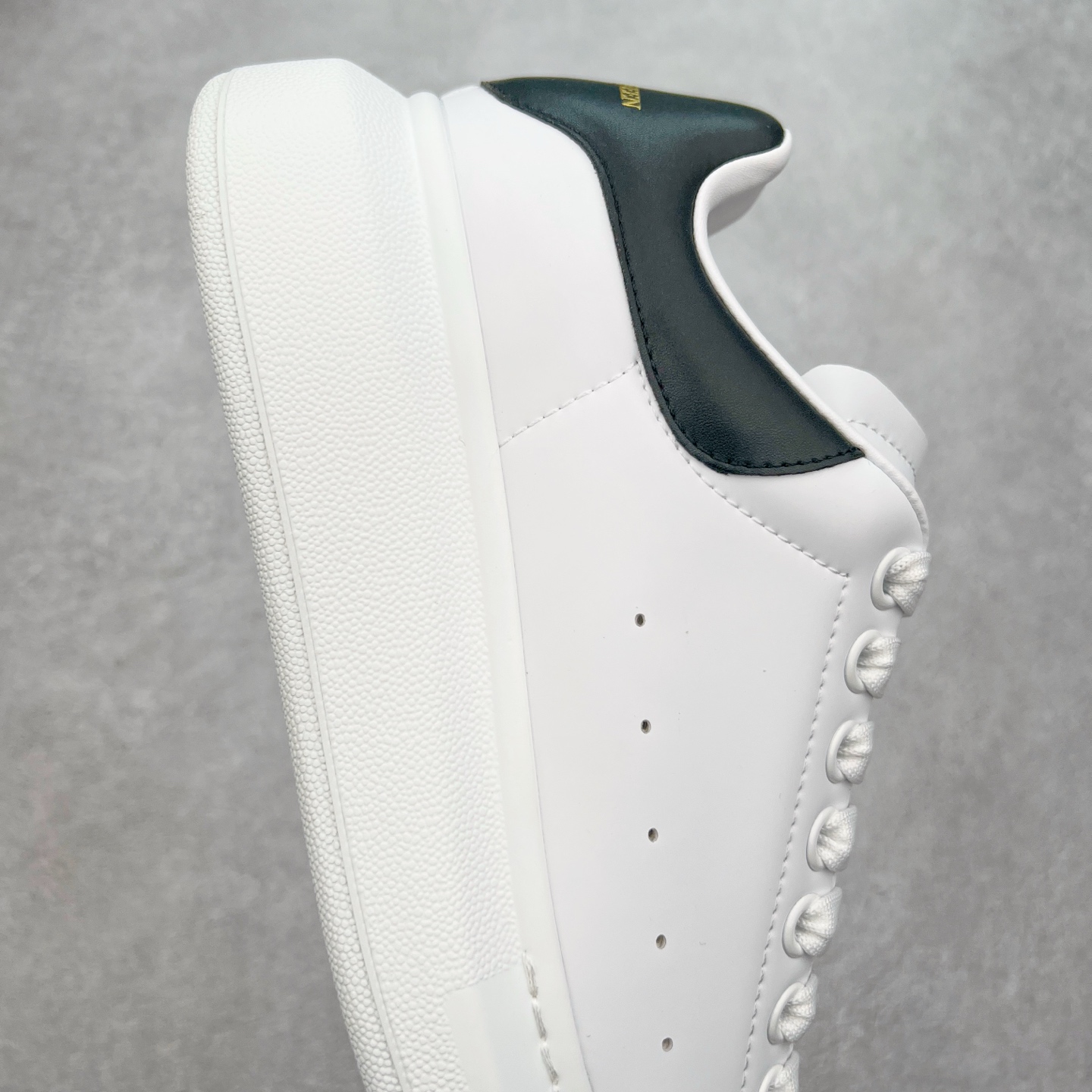 图片[6]-＃性价比 Alexander McQueen 亚历山大麦昆小白鞋全套专柜包装物及配件(附送快递加固牛皮纸盒)右脚鞋面嵌入核心防伪芯片装置,秒杀市面文案版本 支持NFC原码独立扫描 采用丝绸硬质头层小牛皮鞋面材质 内外超软小羊皮贴脚透气及超软PU脚感乳胶物料鞋 外置原抽真空高密度增高底 白色光滑牛皮革系带运动鞋，圆头设计，鞋跟点缀黑色绒面革细节。搭配宽扁鞋带，鞋舌和后帮饰有 Alexander McQueen 品牌标志。阔型橡胶鞋底。运动鞋另配一副鞋带材料 100% 小牛皮 所有细节与原版一致 尺码：35 36 37 38 39 40 41 42 43 44 45-选品中心