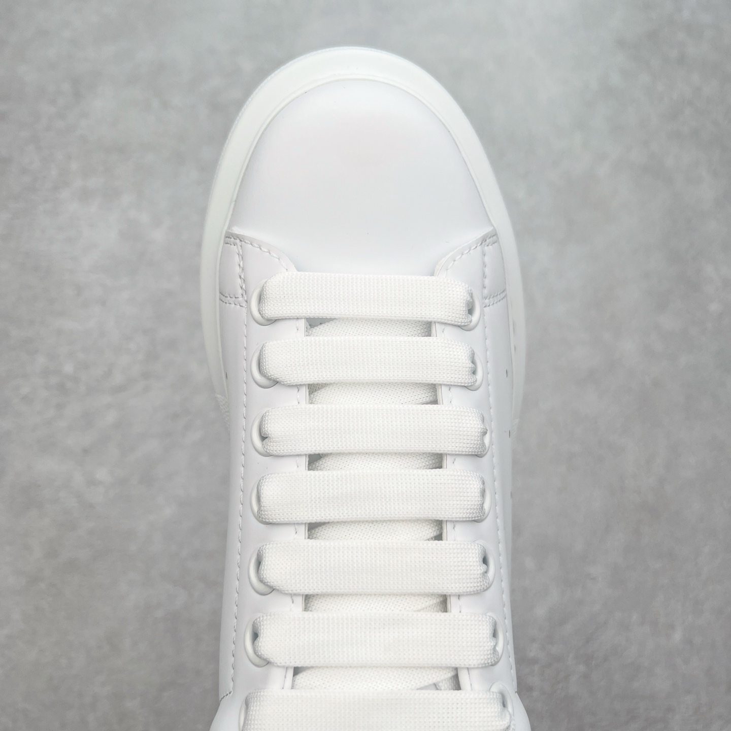 图片[4]-＃性价比 Alexander McQueen 亚历山大麦昆小白鞋全套专柜包装物及配件(附送快递加固牛皮纸盒)右脚鞋面嵌入核心防伪芯片装置,秒杀市面文案版本 支持NFC原码独立扫描 采用丝绸硬质头层小牛皮鞋面材质 内外超软小羊皮贴脚透气及超软PU脚感乳胶物料鞋 外置原抽真空高密度增高底 白色光滑牛皮革系带运动鞋，圆头设计，鞋跟点缀黑色绒面革细节。搭配宽扁鞋带，鞋舌和后帮饰有 Alexander McQueen 品牌标志。阔型橡胶鞋底。运动鞋另配一副鞋带材料 100% 小牛皮 所有细节与原版一致 尺码：35 36 37 38 39 40 41 42 43 44 45-选品中心