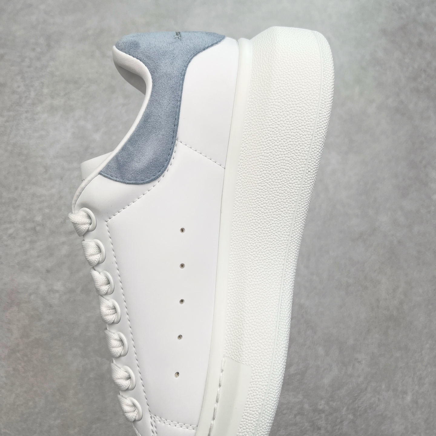 图片[7]-＃性价比 Alexander McQueen 亚历山大麦昆小白鞋全套专柜包装物及配件(附送快递加固牛皮纸盒)右脚鞋面嵌入核心防伪芯片装置,秒杀市面文案版本 支持NFC原码独立扫描 采用丝绸硬质头层小牛皮鞋面材质 内外超软小羊皮贴脚透气及超软PU脚感乳胶物料鞋 外置原抽真空高密度增高底 白色光滑牛皮革系带运动鞋，圆头设计，鞋跟点缀黑色绒面革细节。搭配宽扁鞋带，鞋舌和后帮饰有 Alexander McQueen 品牌标志。阔型橡胶鞋底。运动鞋另配一副鞋带材料 100% 小牛皮 所有细节与原版一致 尺码：35 36 37 38 39 40 41 42 43 44 45-选品中心