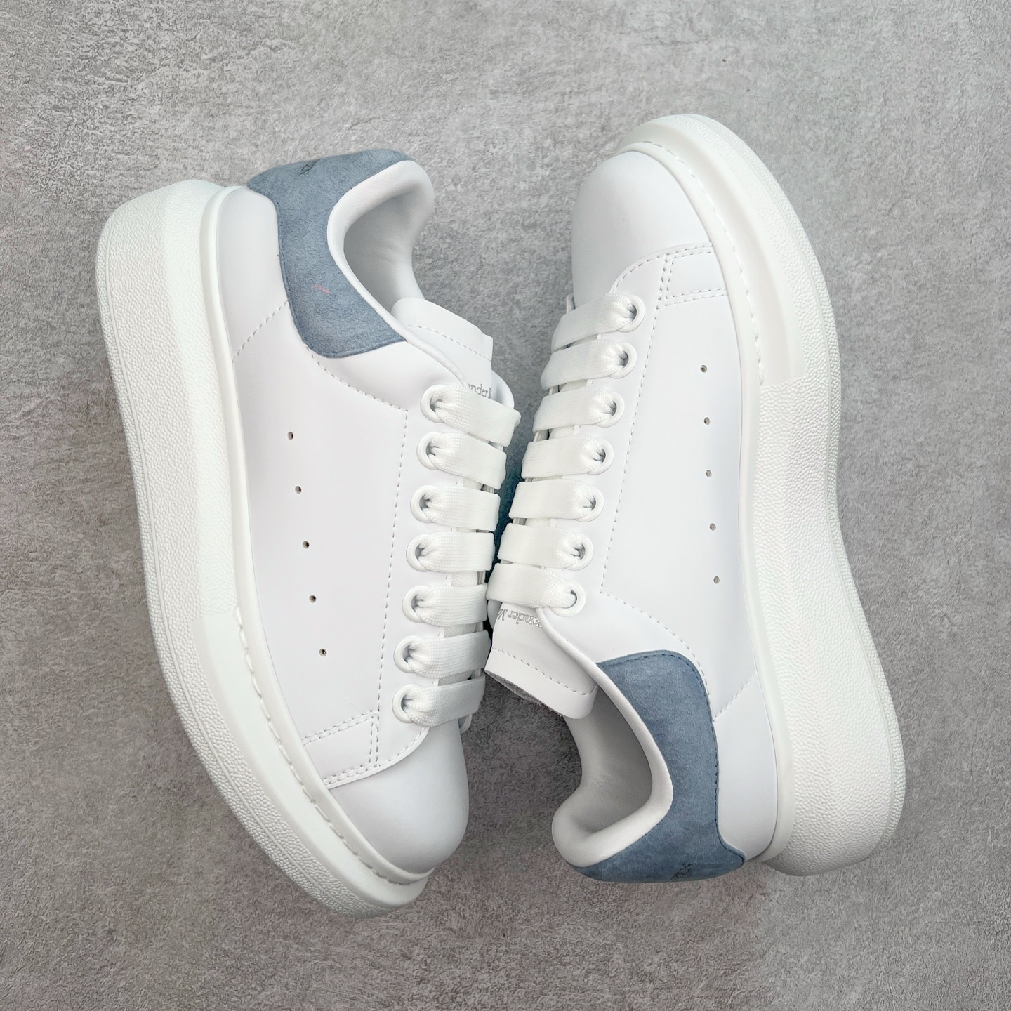 图片[3]-＃性价比 Alexander McQueen 亚历山大麦昆小白鞋全套专柜包装物及配件(附送快递加固牛皮纸盒)右脚鞋面嵌入核心防伪芯片装置,秒杀市面文案版本 支持NFC原码独立扫描 采用丝绸硬质头层小牛皮鞋面材质 内外超软小羊皮贴脚透气及超软PU脚感乳胶物料鞋 外置原抽真空高密度增高底 白色光滑牛皮革系带运动鞋，圆头设计，鞋跟点缀黑色绒面革细节。搭配宽扁鞋带，鞋舌和后帮饰有 Alexander McQueen 品牌标志。阔型橡胶鞋底。运动鞋另配一副鞋带材料 100% 小牛皮 所有细节与原版一致 尺码：35 36 37 38 39 40 41 42 43 44 45-选品中心