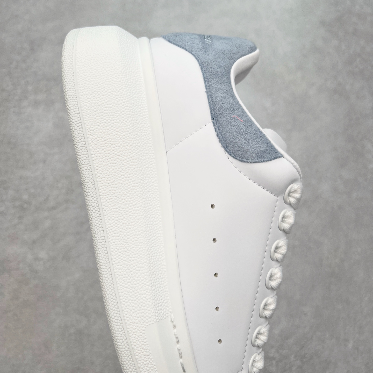 图片[6]-＃性价比 Alexander McQueen 亚历山大麦昆小白鞋全套专柜包装物及配件(附送快递加固牛皮纸盒)右脚鞋面嵌入核心防伪芯片装置,秒杀市面文案版本 支持NFC原码独立扫描 采用丝绸硬质头层小牛皮鞋面材质 内外超软小羊皮贴脚透气及超软PU脚感乳胶物料鞋 外置原抽真空高密度增高底 白色光滑牛皮革系带运动鞋，圆头设计，鞋跟点缀黑色绒面革细节。搭配宽扁鞋带，鞋舌和后帮饰有 Alexander McQueen 品牌标志。阔型橡胶鞋底。运动鞋另配一副鞋带材料 100% 小牛皮 所有细节与原版一致 尺码：35 36 37 38 39 40 41 42 43 44 45-选品中心