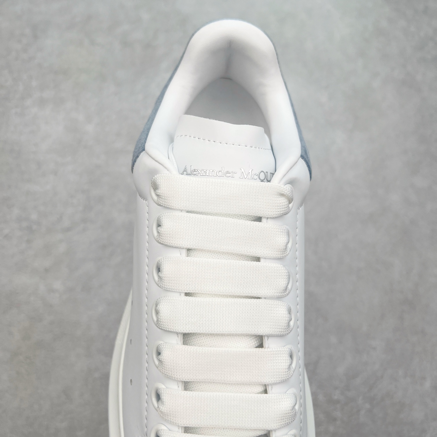 图片[5]-＃性价比 Alexander McQueen 亚历山大麦昆小白鞋全套专柜包装物及配件(附送快递加固牛皮纸盒)右脚鞋面嵌入核心防伪芯片装置,秒杀市面文案版本 支持NFC原码独立扫描 采用丝绸硬质头层小牛皮鞋面材质 内外超软小羊皮贴脚透气及超软PU脚感乳胶物料鞋 外置原抽真空高密度增高底 白色光滑牛皮革系带运动鞋，圆头设计，鞋跟点缀黑色绒面革细节。搭配宽扁鞋带，鞋舌和后帮饰有 Alexander McQueen 品牌标志。阔型橡胶鞋底。运动鞋另配一副鞋带材料 100% 小牛皮 所有细节与原版一致 尺码：35 36 37 38 39 40 41 42 43 44 45-选品中心