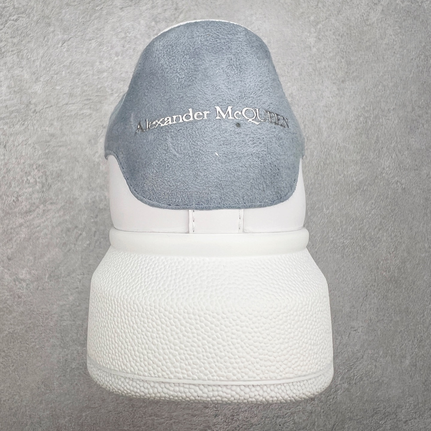 图片[8]-＃性价比 Alexander McQueen 亚历山大麦昆小白鞋全套专柜包装物及配件(附送快递加固牛皮纸盒)右脚鞋面嵌入核心防伪芯片装置,秒杀市面文案版本 支持NFC原码独立扫描 采用丝绸硬质头层小牛皮鞋面材质 内外超软小羊皮贴脚透气及超软PU脚感乳胶物料鞋 外置原抽真空高密度增高底 白色光滑牛皮革系带运动鞋，圆头设计，鞋跟点缀黑色绒面革细节。搭配宽扁鞋带，鞋舌和后帮饰有 Alexander McQueen 品牌标志。阔型橡胶鞋底。运动鞋另配一副鞋带材料 100% 小牛皮 所有细节与原版一致 尺码：35 36 37 38 39 40 41 42 43 44 45-选品中心