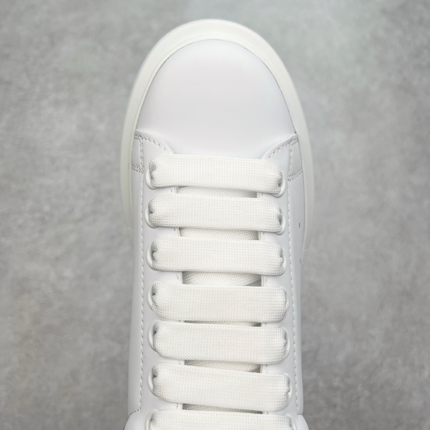 图片[4]-＃性价比 Alexander McQueen 亚历山大麦昆小白鞋全套专柜包装物及配件(附送快递加固牛皮纸盒)右脚鞋面嵌入核心防伪芯片装置,秒杀市面文案版本 支持NFC原码独立扫描 采用丝绸硬质头层小牛皮鞋面材质 内外超软小羊皮贴脚透气及超软PU脚感乳胶物料鞋 外置原抽真空高密度增高底 白色光滑牛皮革系带运动鞋，圆头设计，鞋跟点缀黑色绒面革细节。搭配宽扁鞋带，鞋舌和后帮饰有 Alexander McQueen 品牌标志。阔型橡胶鞋底。运动鞋另配一副鞋带材料 100% 小牛皮 所有细节与原版一致 尺码：35 36 37 38 39 40 41 42 43 44 45-选品中心