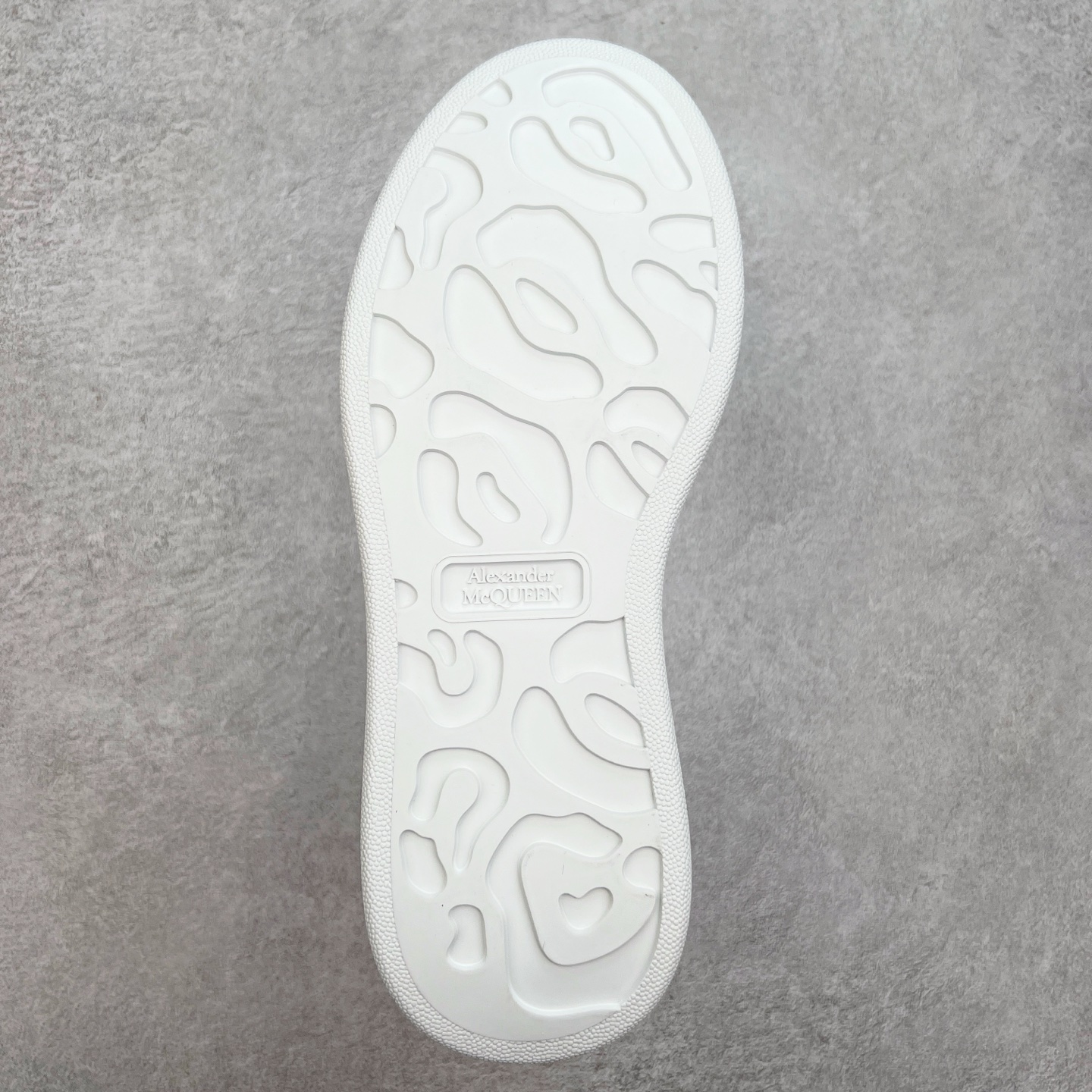 图片[9]-＃性价比 Alexander McQueen 亚历山大麦昆小白鞋全套专柜包装物及配件(附送快递加固牛皮纸盒)右脚鞋面嵌入核心防伪芯片装置,秒杀市面文案版本 支持NFC原码独立扫描 采用丝绸硬质头层小牛皮鞋面材质 内外超软小羊皮贴脚透气及超软PU脚感乳胶物料鞋 外置原抽真空高密度增高底 白色光滑牛皮革系带运动鞋，圆头设计，鞋跟点缀黑色绒面革细节。搭配宽扁鞋带，鞋舌和后帮饰有 Alexander McQueen 品牌标志。阔型橡胶鞋底。运动鞋另配一副鞋带材料 100% 小牛皮 所有细节与原版一致 尺码：35 36 37 38 39 40 41 42 43 44 45-选品中心