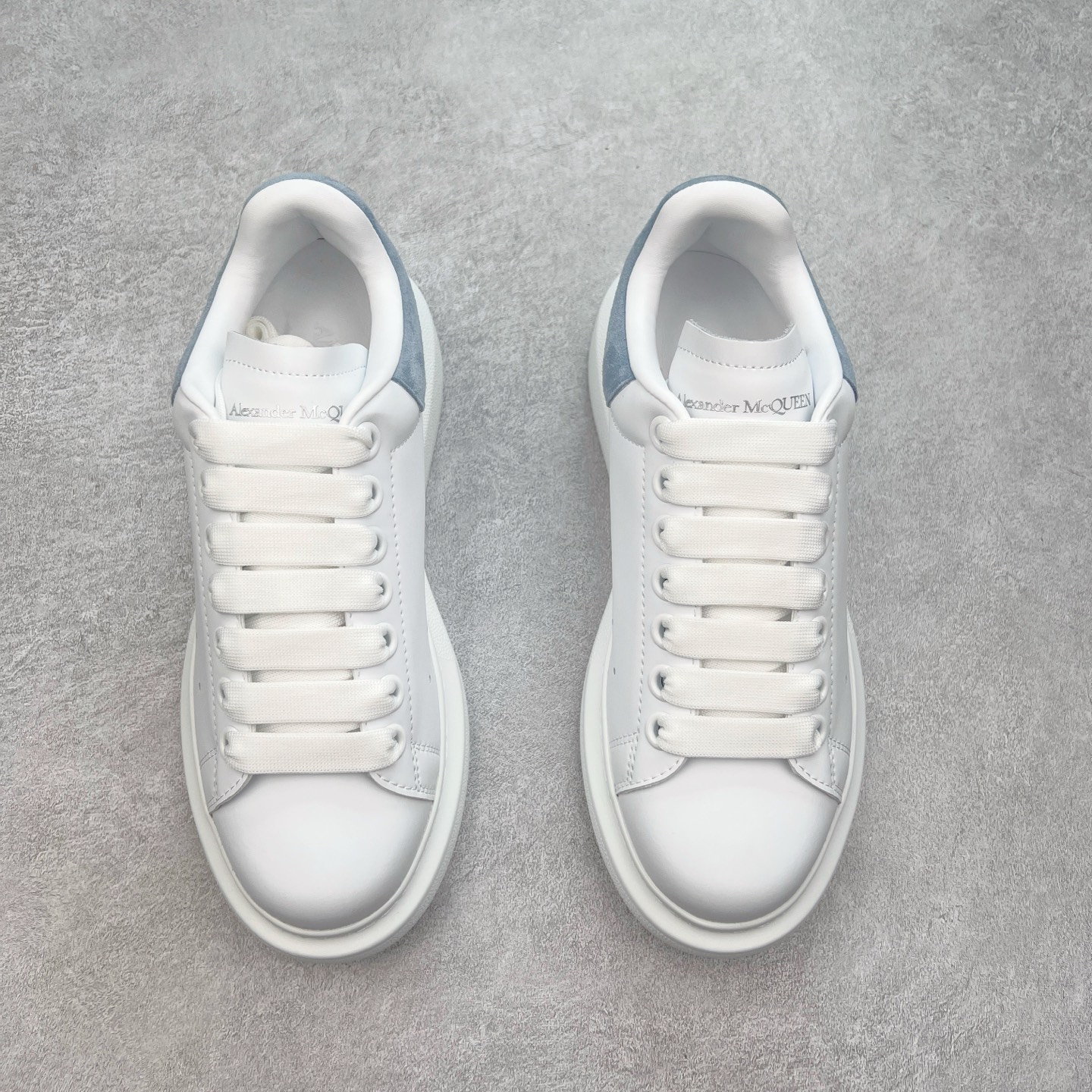图片[2]-＃性价比 Alexander McQueen 亚历山大麦昆小白鞋全套专柜包装物及配件(附送快递加固牛皮纸盒)右脚鞋面嵌入核心防伪芯片装置,秒杀市面文案版本 支持NFC原码独立扫描 采用丝绸硬质头层小牛皮鞋面材质 内外超软小羊皮贴脚透气及超软PU脚感乳胶物料鞋 外置原抽真空高密度增高底 白色光滑牛皮革系带运动鞋，圆头设计，鞋跟点缀黑色绒面革细节。搭配宽扁鞋带，鞋舌和后帮饰有 Alexander McQueen 品牌标志。阔型橡胶鞋底。运动鞋另配一副鞋带材料 100% 小牛皮 所有细节与原版一致 尺码：35 36 37 38 39 40 41 42 43 44 45-选品中心