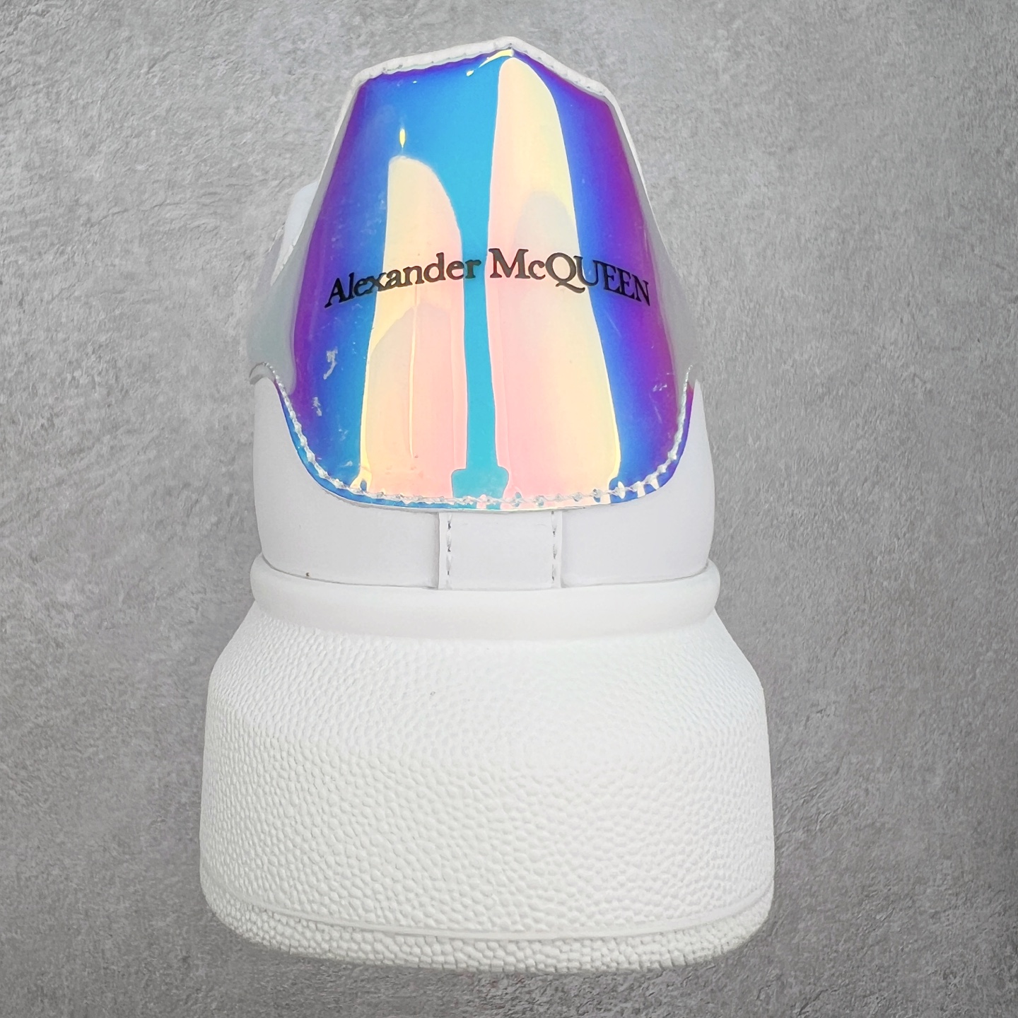 图片[8]-＃性价比 Alexander McQueen 亚历山大麦昆小白鞋全套专柜包装物及配件(附送快递加固牛皮纸盒)右脚鞋面嵌入核心防伪芯片装置,秒杀市面文案版本 支持NFC原码独立扫描 采用丝绸硬质头层小牛皮鞋面材质 内外超软小羊皮贴脚透气及超软PU脚感乳胶物料鞋 外置原抽真空高密度增高底 白色光滑牛皮革系带运动鞋，圆头设计，鞋跟点缀黑色绒面革细节。搭配宽扁鞋带，鞋舌和后帮饰有 Alexander McQueen 品牌标志。阔型橡胶鞋底。运动鞋另配一副鞋带材料 100% 小牛皮 所有细节与原版一致 尺码：35 36 37 38 39 40 41 42 43 44 45-选品中心