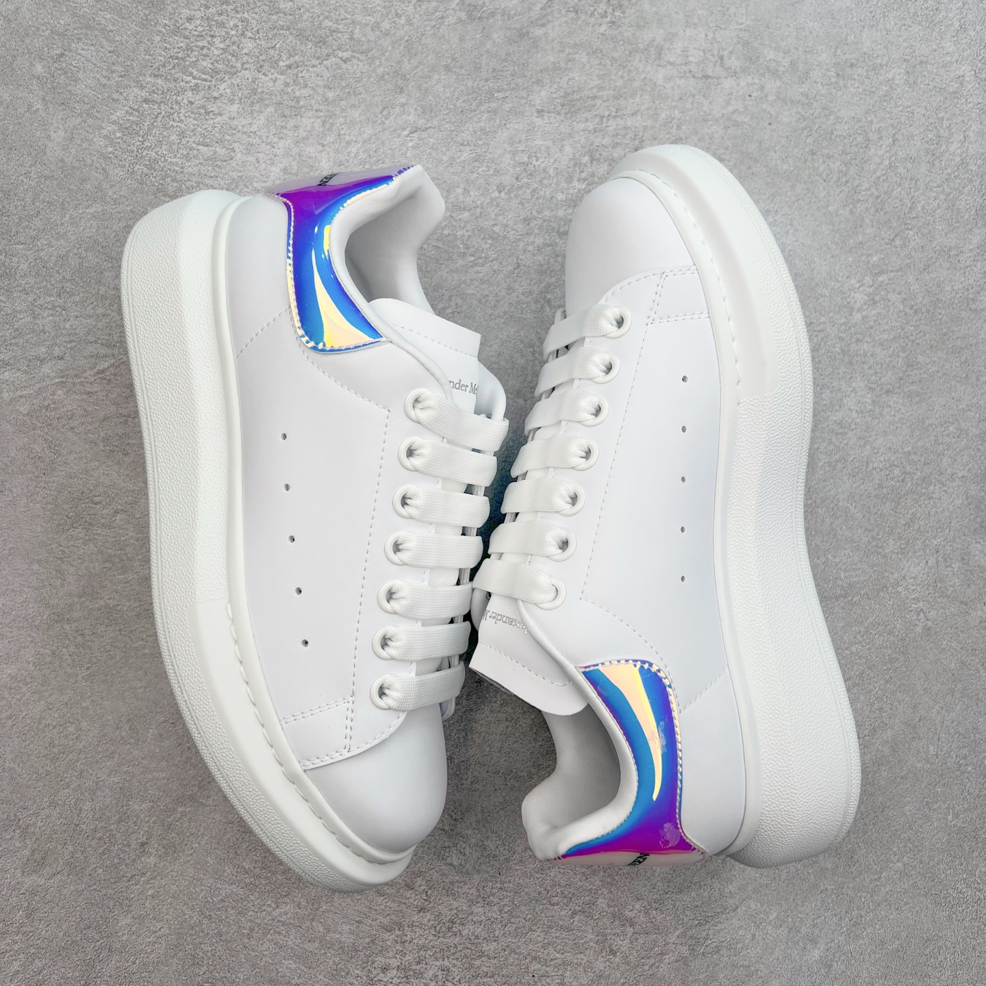 图片[3]-＃性价比 Alexander McQueen 亚历山大麦昆小白鞋全套专柜包装物及配件(附送快递加固牛皮纸盒)右脚鞋面嵌入核心防伪芯片装置,秒杀市面文案版本 支持NFC原码独立扫描 采用丝绸硬质头层小牛皮鞋面材质 内外超软小羊皮贴脚透气及超软PU脚感乳胶物料鞋 外置原抽真空高密度增高底 白色光滑牛皮革系带运动鞋，圆头设计，鞋跟点缀黑色绒面革细节。搭配宽扁鞋带，鞋舌和后帮饰有 Alexander McQueen 品牌标志。阔型橡胶鞋底。运动鞋另配一副鞋带材料 100% 小牛皮 所有细节与原版一致 尺码：35 36 37 38 39 40 41 42 43 44 45-选品中心