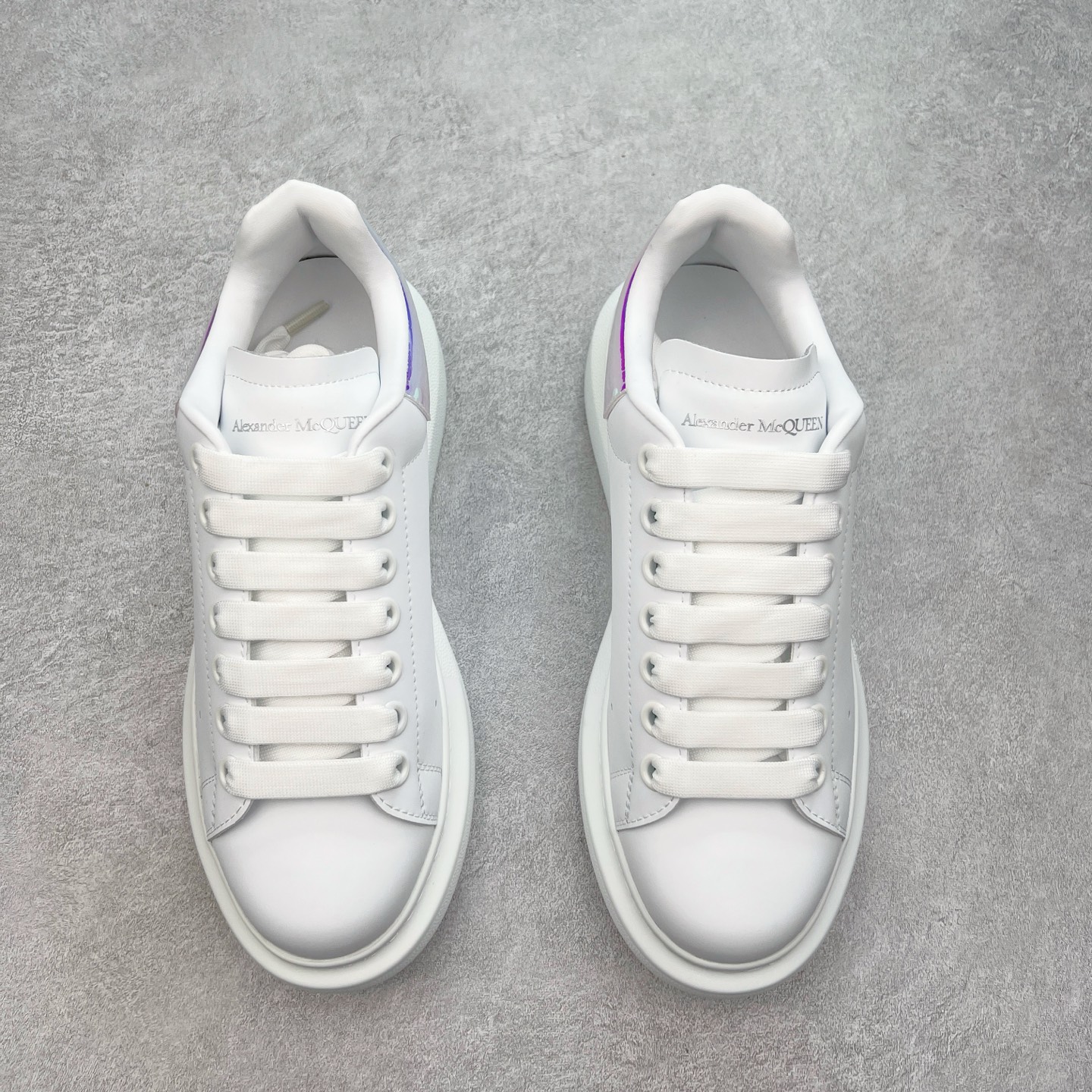 图片[2]-＃性价比 Alexander McQueen 亚历山大麦昆小白鞋全套专柜包装物及配件(附送快递加固牛皮纸盒)右脚鞋面嵌入核心防伪芯片装置,秒杀市面文案版本 支持NFC原码独立扫描 采用丝绸硬质头层小牛皮鞋面材质 内外超软小羊皮贴脚透气及超软PU脚感乳胶物料鞋 外置原抽真空高密度增高底 白色光滑牛皮革系带运动鞋，圆头设计，鞋跟点缀黑色绒面革细节。搭配宽扁鞋带，鞋舌和后帮饰有 Alexander McQueen 品牌标志。阔型橡胶鞋底。运动鞋另配一副鞋带材料 100% 小牛皮 所有细节与原版一致 尺码：35 36 37 38 39 40 41 42 43 44 45-选品中心