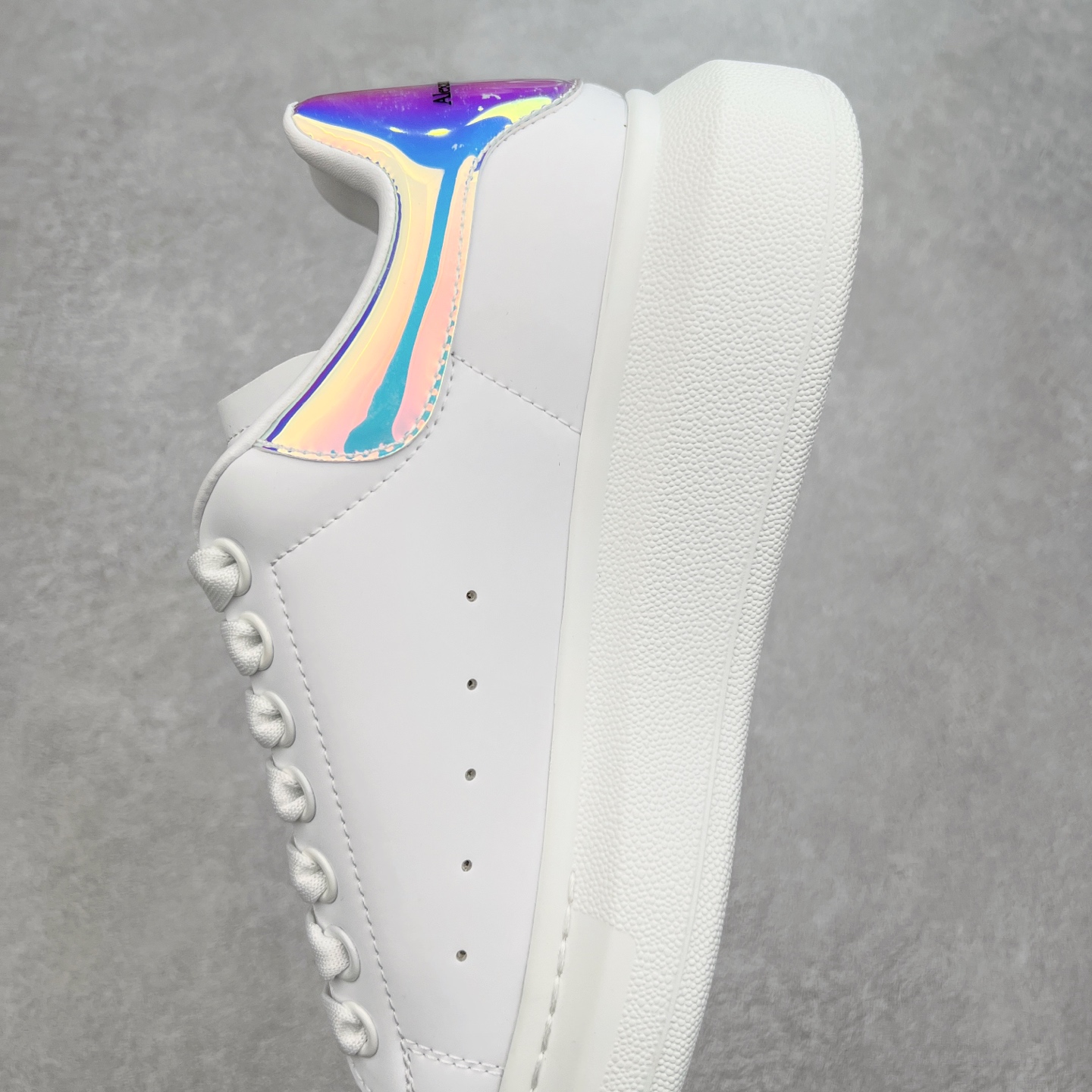 图片[7]-＃性价比 Alexander McQueen 亚历山大麦昆小白鞋全套专柜包装物及配件(附送快递加固牛皮纸盒)右脚鞋面嵌入核心防伪芯片装置,秒杀市面文案版本 支持NFC原码独立扫描 采用丝绸硬质头层小牛皮鞋面材质 内外超软小羊皮贴脚透气及超软PU脚感乳胶物料鞋 外置原抽真空高密度增高底 白色光滑牛皮革系带运动鞋，圆头设计，鞋跟点缀黑色绒面革细节。搭配宽扁鞋带，鞋舌和后帮饰有 Alexander McQueen 品牌标志。阔型橡胶鞋底。运动鞋另配一副鞋带材料 100% 小牛皮 所有细节与原版一致 尺码：35 36 37 38 39 40 41 42 43 44 45-选品中心