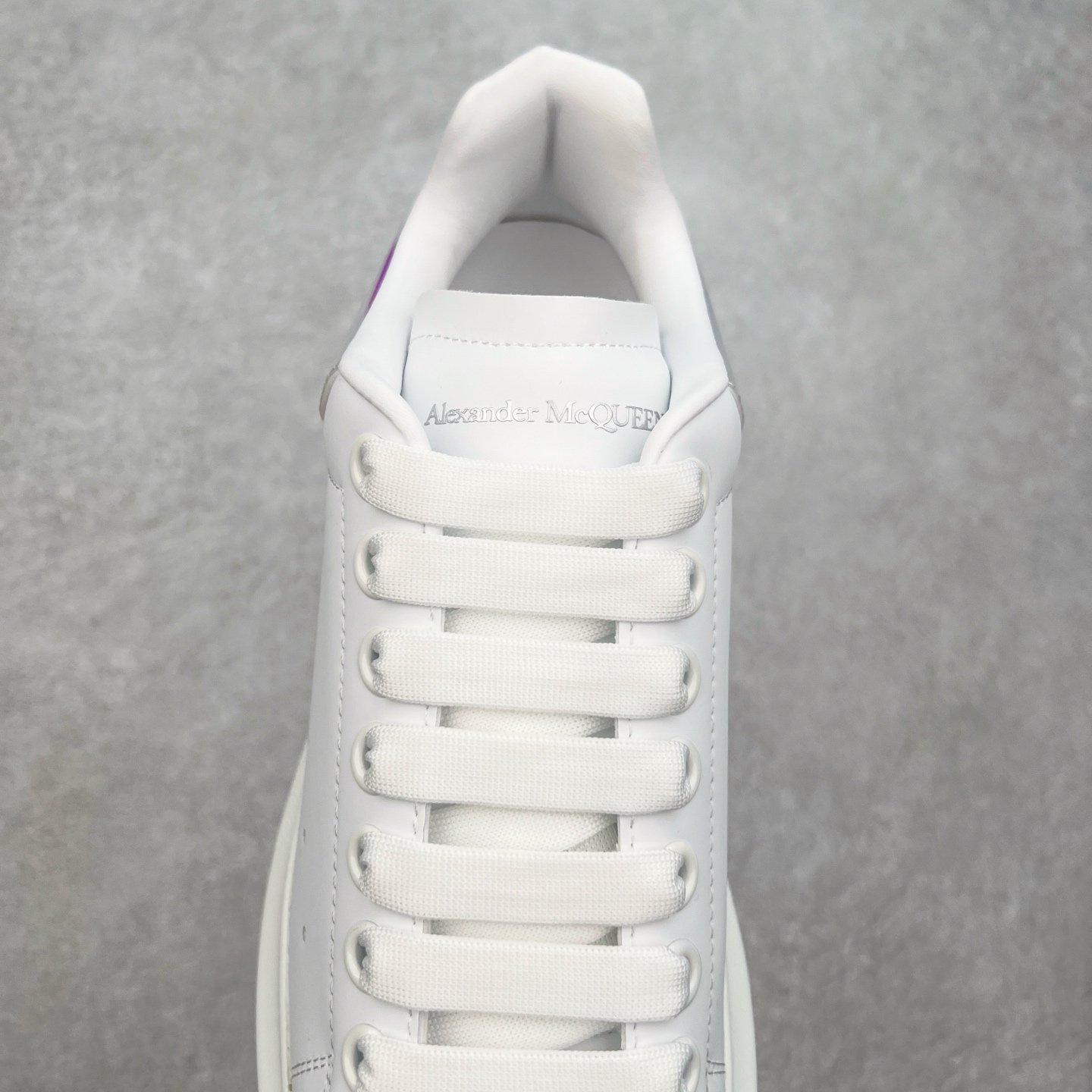 图片[5]-＃性价比 Alexander McQueen 亚历山大麦昆小白鞋全套专柜包装物及配件(附送快递加固牛皮纸盒)右脚鞋面嵌入核心防伪芯片装置,秒杀市面文案版本 支持NFC原码独立扫描 采用丝绸硬质头层小牛皮鞋面材质 内外超软小羊皮贴脚透气及超软PU脚感乳胶物料鞋 外置原抽真空高密度增高底 白色光滑牛皮革系带运动鞋，圆头设计，鞋跟点缀黑色绒面革细节。搭配宽扁鞋带，鞋舌和后帮饰有 Alexander McQueen 品牌标志。阔型橡胶鞋底。运动鞋另配一副鞋带材料 100% 小牛皮 所有细节与原版一致 尺码：35 36 37 38 39 40 41 42 43 44 45-选品中心