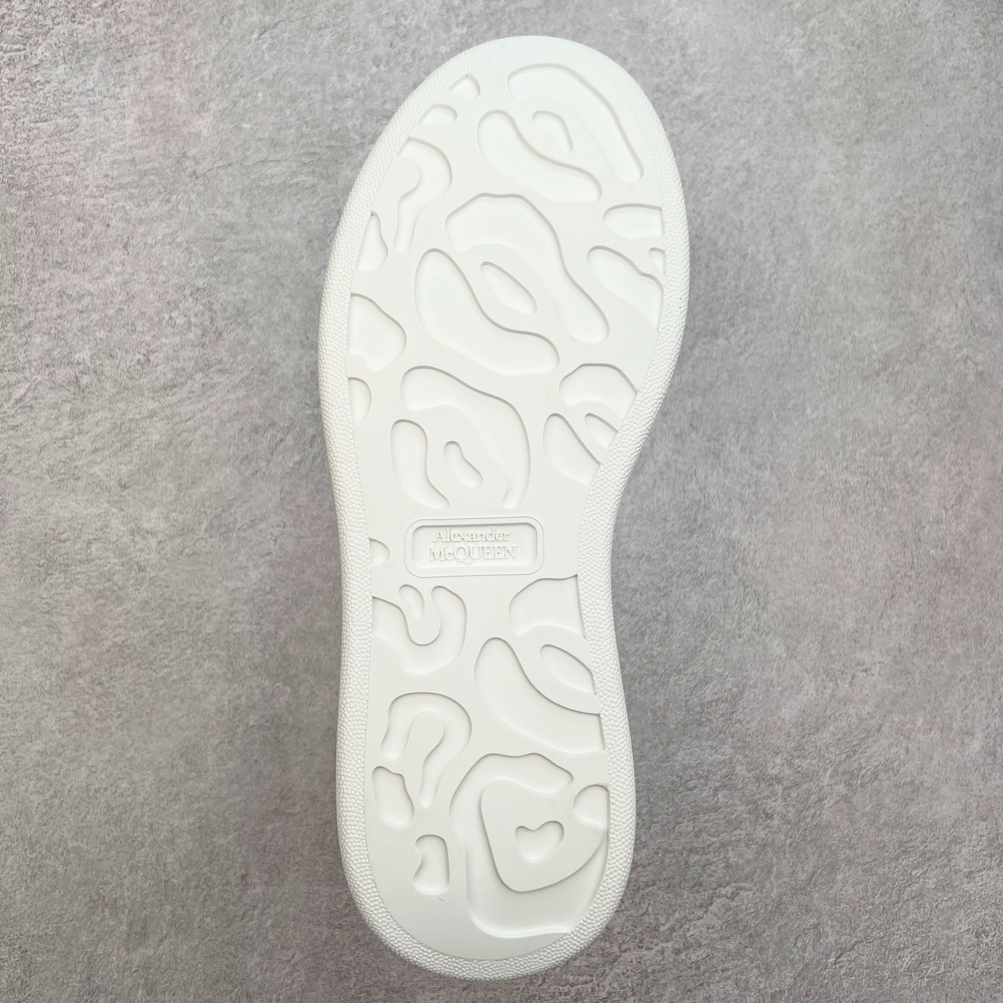 图片[9]-＃性价比 Alexander McQueen 亚历山大麦昆小白鞋全套专柜包装物及配件(附送快递加固牛皮纸盒)右脚鞋面嵌入核心防伪芯片装置,秒杀市面文案版本 支持NFC原码独立扫描 采用丝绸硬质头层小牛皮鞋面材质 内外超软小羊皮贴脚透气及超软PU脚感乳胶物料鞋 外置原抽真空高密度增高底 白色光滑牛皮革系带运动鞋，圆头设计，鞋跟点缀黑色绒面革细节。搭配宽扁鞋带，鞋舌和后帮饰有 Alexander McQueen 品牌标志。阔型橡胶鞋底。运动鞋另配一副鞋带材料 100% 小牛皮 所有细节与原版一致 尺码：35 36 37 38 39 40 41 42 43 44 45-选品中心