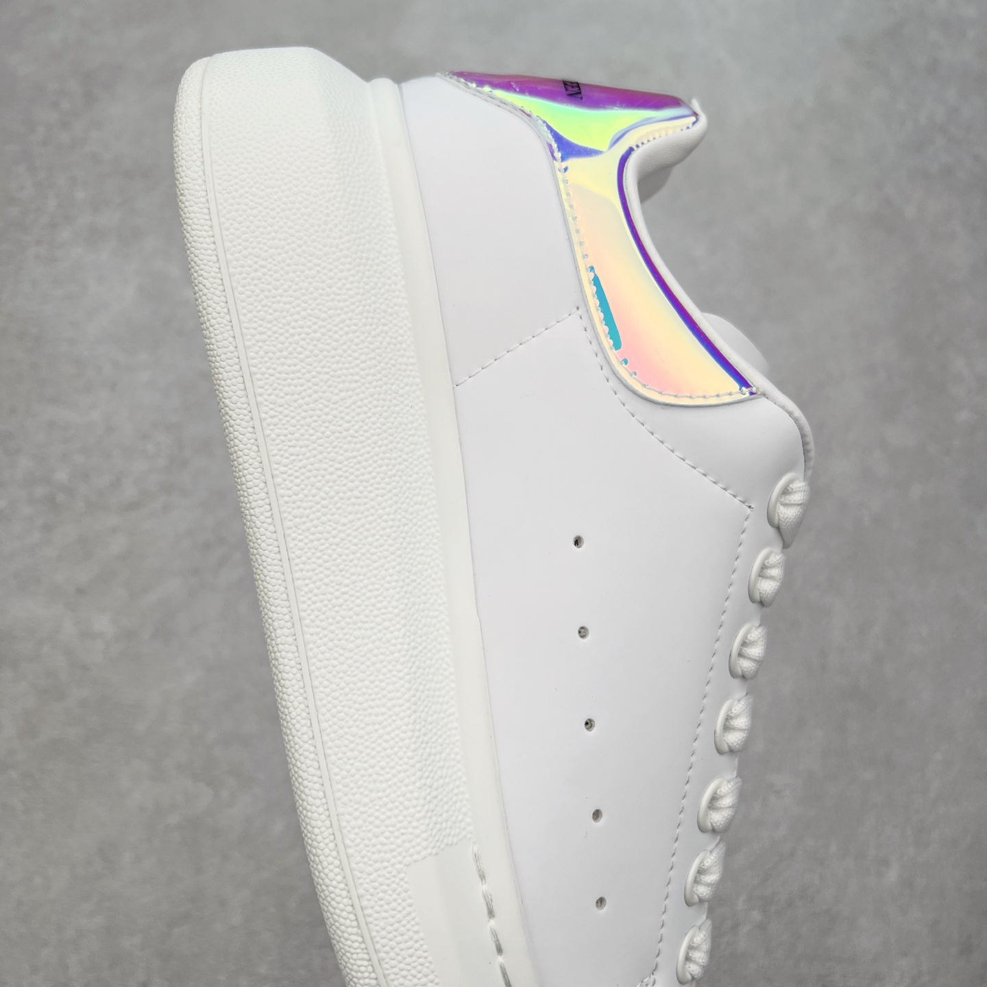 图片[6]-＃性价比 Alexander McQueen 亚历山大麦昆小白鞋全套专柜包装物及配件(附送快递加固牛皮纸盒)右脚鞋面嵌入核心防伪芯片装置,秒杀市面文案版本 支持NFC原码独立扫描 采用丝绸硬质头层小牛皮鞋面材质 内外超软小羊皮贴脚透气及超软PU脚感乳胶物料鞋 外置原抽真空高密度增高底 白色光滑牛皮革系带运动鞋，圆头设计，鞋跟点缀黑色绒面革细节。搭配宽扁鞋带，鞋舌和后帮饰有 Alexander McQueen 品牌标志。阔型橡胶鞋底。运动鞋另配一副鞋带材料 100% 小牛皮 所有细节与原版一致 尺码：35 36 37 38 39 40 41 42 43 44 45-选品中心