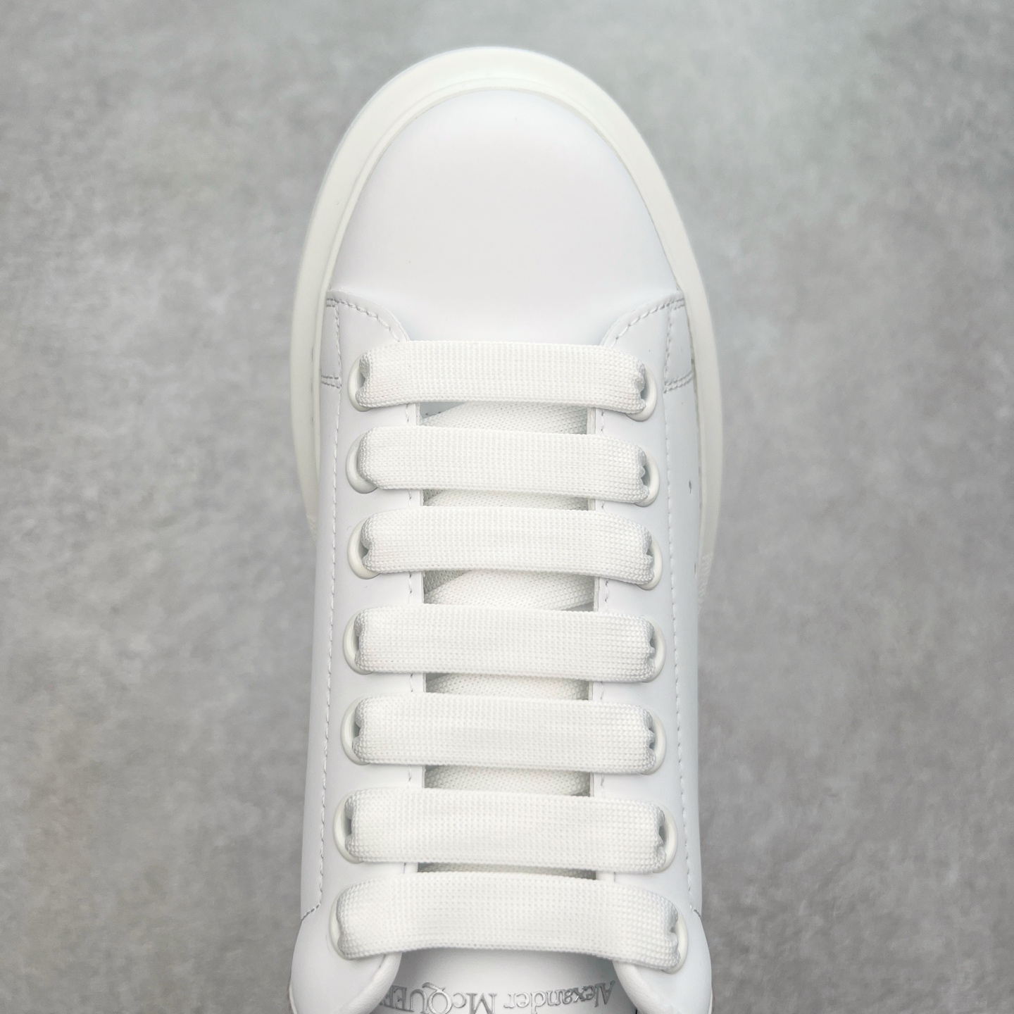 图片[4]-＃性价比 Alexander McQueen 亚历山大麦昆小白鞋全套专柜包装物及配件(附送快递加固牛皮纸盒)右脚鞋面嵌入核心防伪芯片装置,秒杀市面文案版本 支持NFC原码独立扫描 采用丝绸硬质头层小牛皮鞋面材质 内外超软小羊皮贴脚透气及超软PU脚感乳胶物料鞋 外置原抽真空高密度增高底 白色光滑牛皮革系带运动鞋，圆头设计，鞋跟点缀黑色绒面革细节。搭配宽扁鞋带，鞋舌和后帮饰有 Alexander McQueen 品牌标志。阔型橡胶鞋底。运动鞋另配一副鞋带材料 100% 小牛皮 所有细节与原版一致 尺码：35 36 37 38 39 40 41 42 43 44 45-选品中心