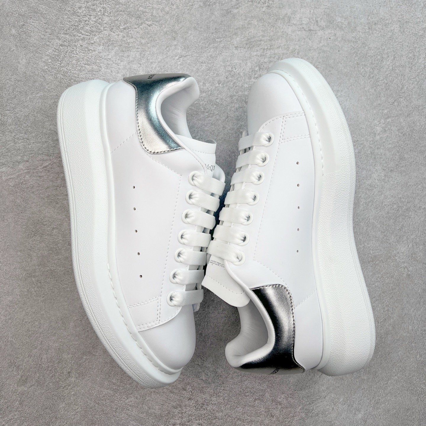 图片[3]-＃性价比 Alexander McQueen 亚历山大麦昆小白鞋全套专柜包装物及配件(附送快递加固牛皮纸盒)右脚鞋面嵌入核心防伪芯片装置,秒杀市面文案版本 支持NFC原码独立扫描 采用丝绸硬质头层小牛皮鞋面材质 内外超软小羊皮贴脚透气及超软PU脚感乳胶物料鞋 外置原抽真空高密度增高底 白色光滑牛皮革系带运动鞋，圆头设计，鞋跟点缀黑色绒面革细节。搭配宽扁鞋带，鞋舌和后帮饰有 Alexander McQueen 品牌标志。阔型橡胶鞋底。运动鞋另配一副鞋带材料 100% 小牛皮 所有细节与原版一致 尺码：35 36 37 38 39 40 41 42 43 44 45-选品中心