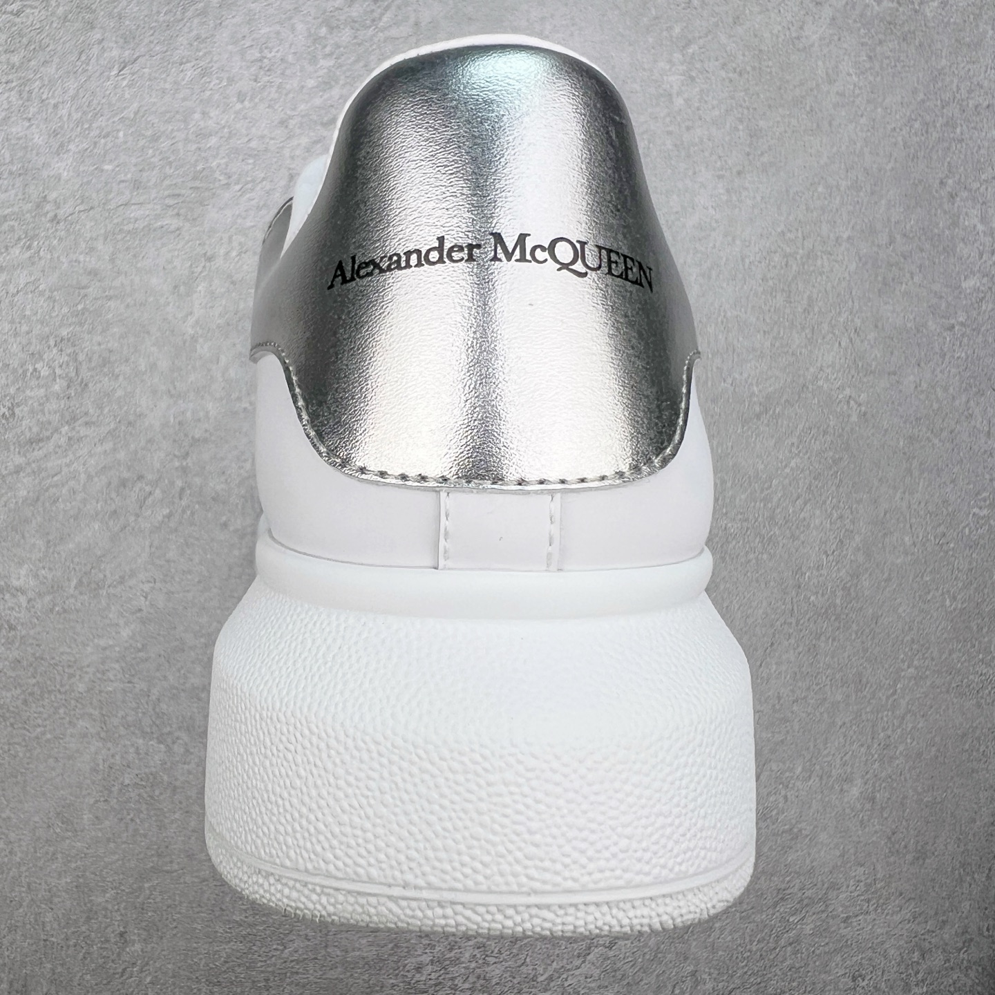 图片[8]-＃性价比 Alexander McQueen 亚历山大麦昆小白鞋全套专柜包装物及配件(附送快递加固牛皮纸盒)右脚鞋面嵌入核心防伪芯片装置,秒杀市面文案版本 支持NFC原码独立扫描 采用丝绸硬质头层小牛皮鞋面材质 内外超软小羊皮贴脚透气及超软PU脚感乳胶物料鞋 外置原抽真空高密度增高底 白色光滑牛皮革系带运动鞋，圆头设计，鞋跟点缀黑色绒面革细节。搭配宽扁鞋带，鞋舌和后帮饰有 Alexander McQueen 品牌标志。阔型橡胶鞋底。运动鞋另配一副鞋带材料 100% 小牛皮 所有细节与原版一致 尺码：35 36 37 38 39 40 41 42 43 44 45-选品中心