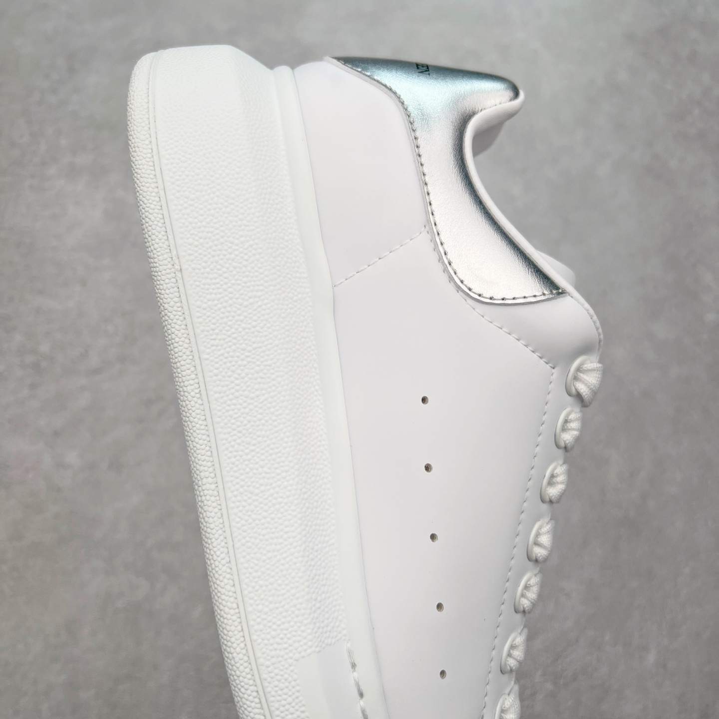 图片[6]-＃性价比 Alexander McQueen 亚历山大麦昆小白鞋全套专柜包装物及配件(附送快递加固牛皮纸盒)右脚鞋面嵌入核心防伪芯片装置,秒杀市面文案版本 支持NFC原码独立扫描 采用丝绸硬质头层小牛皮鞋面材质 内外超软小羊皮贴脚透气及超软PU脚感乳胶物料鞋 外置原抽真空高密度增高底 白色光滑牛皮革系带运动鞋，圆头设计，鞋跟点缀黑色绒面革细节。搭配宽扁鞋带，鞋舌和后帮饰有 Alexander McQueen 品牌标志。阔型橡胶鞋底。运动鞋另配一副鞋带材料 100% 小牛皮 所有细节与原版一致 尺码：35 36 37 38 39 40 41 42 43 44 45-选品中心