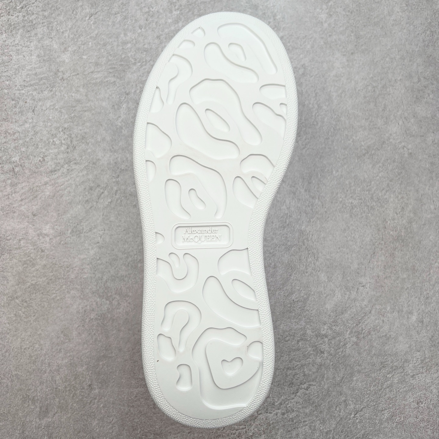 图片[9]-＃性价比 Alexander McQueen 亚历山大麦昆小白鞋全套专柜包装物及配件(附送快递加固牛皮纸盒)右脚鞋面嵌入核心防伪芯片装置,秒杀市面文案版本 支持NFC原码独立扫描 采用丝绸硬质头层小牛皮鞋面材质 内外超软小羊皮贴脚透气及超软PU脚感乳胶物料鞋 外置原抽真空高密度增高底 白色光滑牛皮革系带运动鞋，圆头设计，鞋跟点缀黑色绒面革细节。搭配宽扁鞋带，鞋舌和后帮饰有 Alexander McQueen 品牌标志。阔型橡胶鞋底。运动鞋另配一副鞋带材料 100% 小牛皮 所有细节与原版一致 尺码：35 36 37 38 39 40 41 42 43 44 45-选品中心