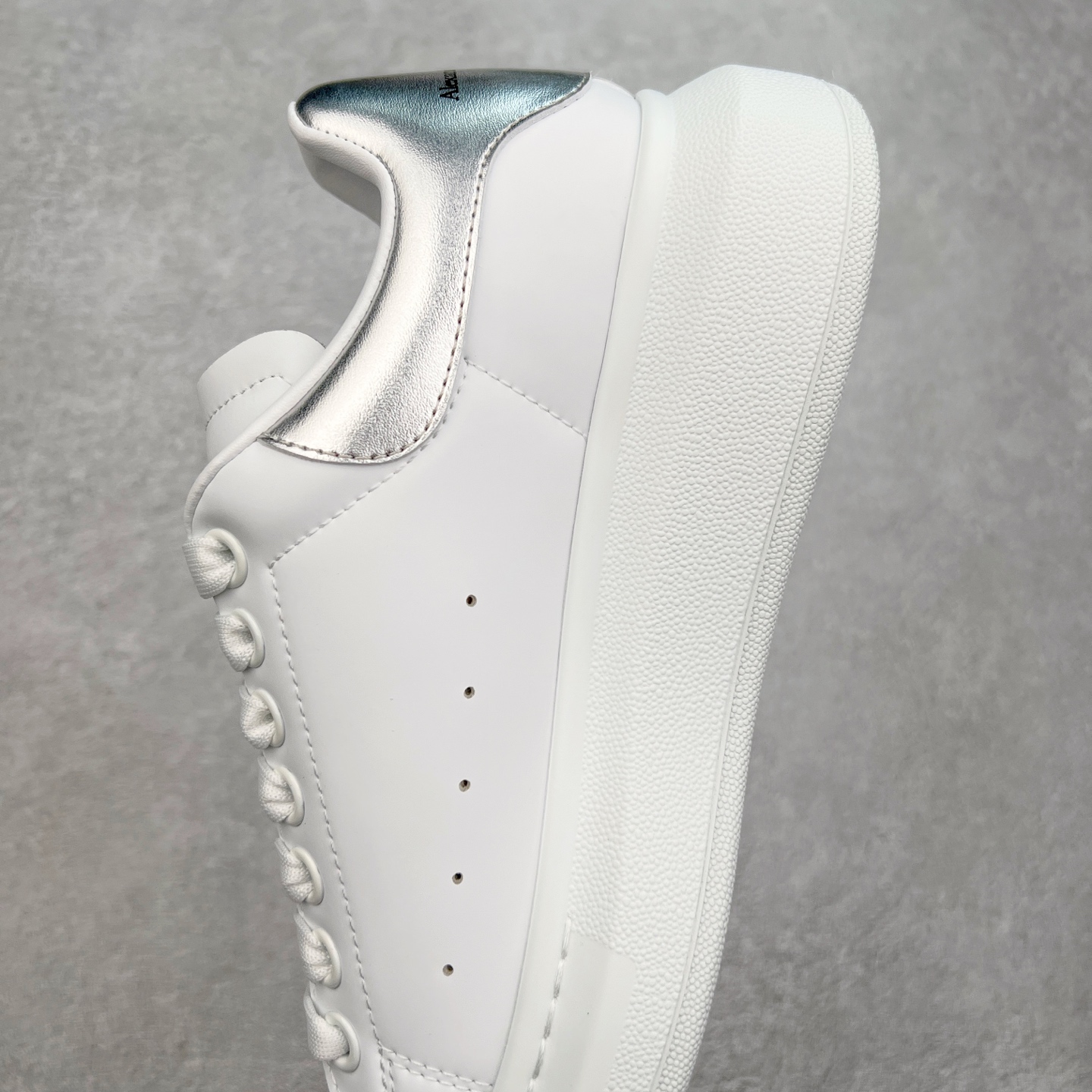 图片[7]-＃性价比 Alexander McQueen 亚历山大麦昆小白鞋全套专柜包装物及配件(附送快递加固牛皮纸盒)右脚鞋面嵌入核心防伪芯片装置,秒杀市面文案版本 支持NFC原码独立扫描 采用丝绸硬质头层小牛皮鞋面材质 内外超软小羊皮贴脚透气及超软PU脚感乳胶物料鞋 外置原抽真空高密度增高底 白色光滑牛皮革系带运动鞋，圆头设计，鞋跟点缀黑色绒面革细节。搭配宽扁鞋带，鞋舌和后帮饰有 Alexander McQueen 品牌标志。阔型橡胶鞋底。运动鞋另配一副鞋带材料 100% 小牛皮 所有细节与原版一致 尺码：35 36 37 38 39 40 41 42 43 44 45-选品中心