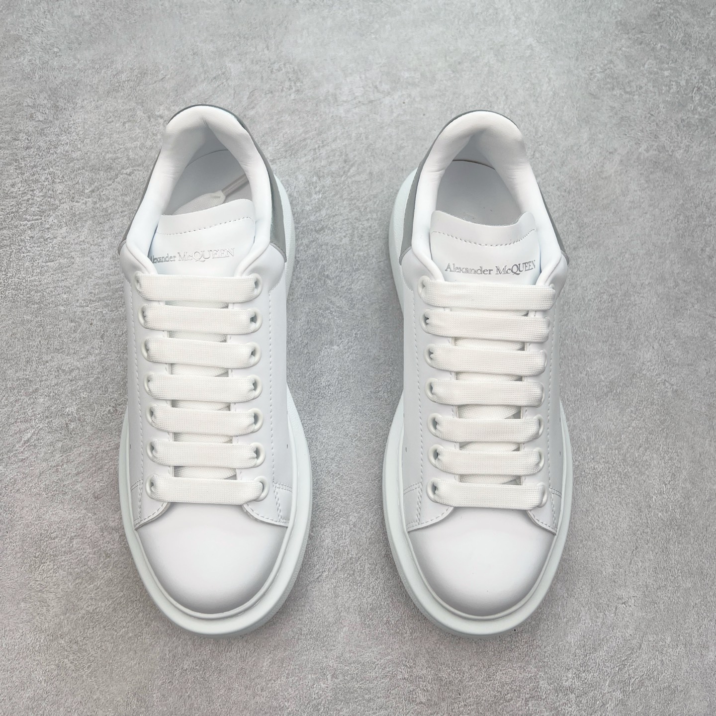 图片[2]-＃性价比 Alexander McQueen 亚历山大麦昆小白鞋全套专柜包装物及配件(附送快递加固牛皮纸盒)右脚鞋面嵌入核心防伪芯片装置,秒杀市面文案版本 支持NFC原码独立扫描 采用丝绸硬质头层小牛皮鞋面材质 内外超软小羊皮贴脚透气及超软PU脚感乳胶物料鞋 外置原抽真空高密度增高底 白色光滑牛皮革系带运动鞋，圆头设计，鞋跟点缀黑色绒面革细节。搭配宽扁鞋带，鞋舌和后帮饰有 Alexander McQueen 品牌标志。阔型橡胶鞋底。运动鞋另配一副鞋带材料 100% 小牛皮 所有细节与原版一致 尺码：35 36 37 38 39 40 41 42 43 44 45-选品中心