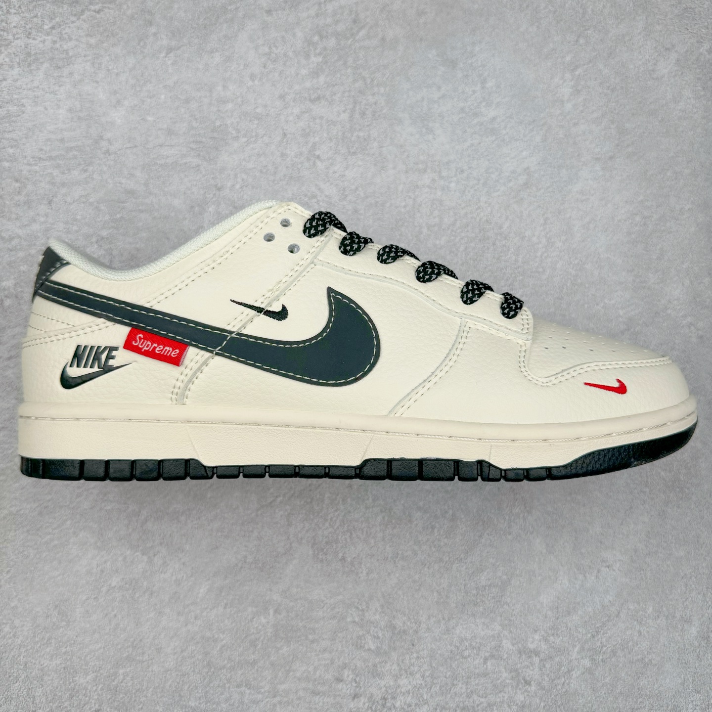 NK Dunk Low 定制配色 HH7518-035 大厂出品 极力推荐 原装头层材料 独家版型蒸餾加工帶來的是更好的视觉和脚感体验大厂纯原品质出货 清洁度 电绣工艺 皮料切割干净无任何毛边 细节完美 实拍调校N版已经零色差零失真 百分百还原实物色彩所见即所得 不存在货不对板色差等低级问题 选购参考实物拍摄 不混卖不参货 只用心做好货严格选品 承诺混一赔十 尺码：36 36.5 37.5 38 38.5 39 40 40.5 41 42 42.5 43 44 44.5 45-选品中心